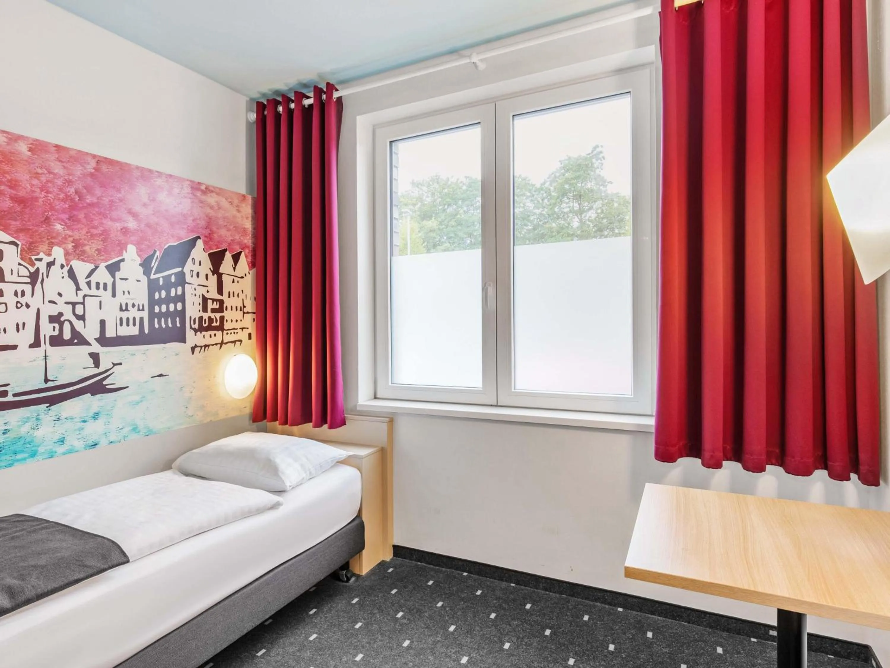 Photo of the whole room, Bed in B&B Hotel Lüneburg