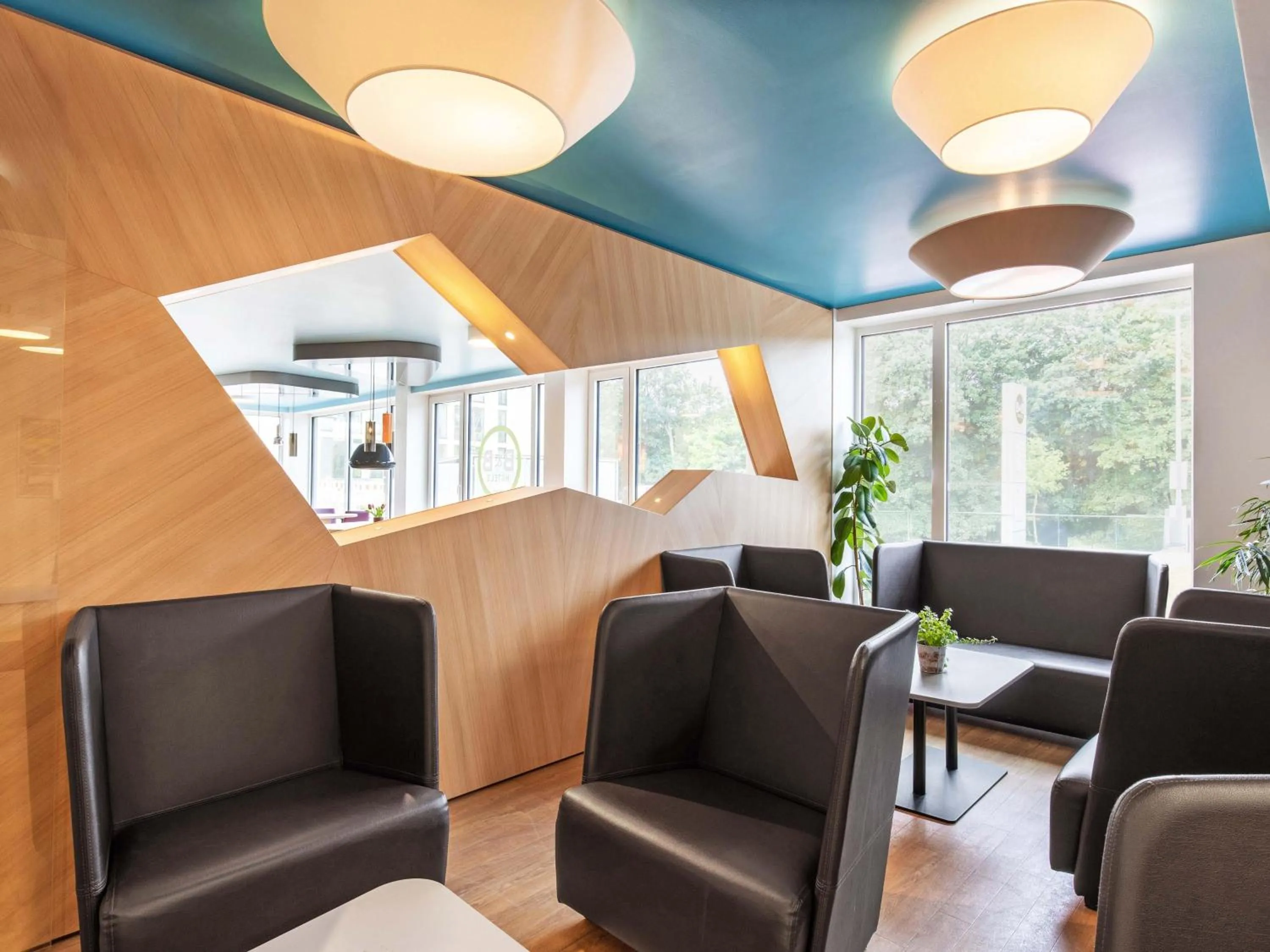 Lobby or reception in B&B Hotel Lüneburg