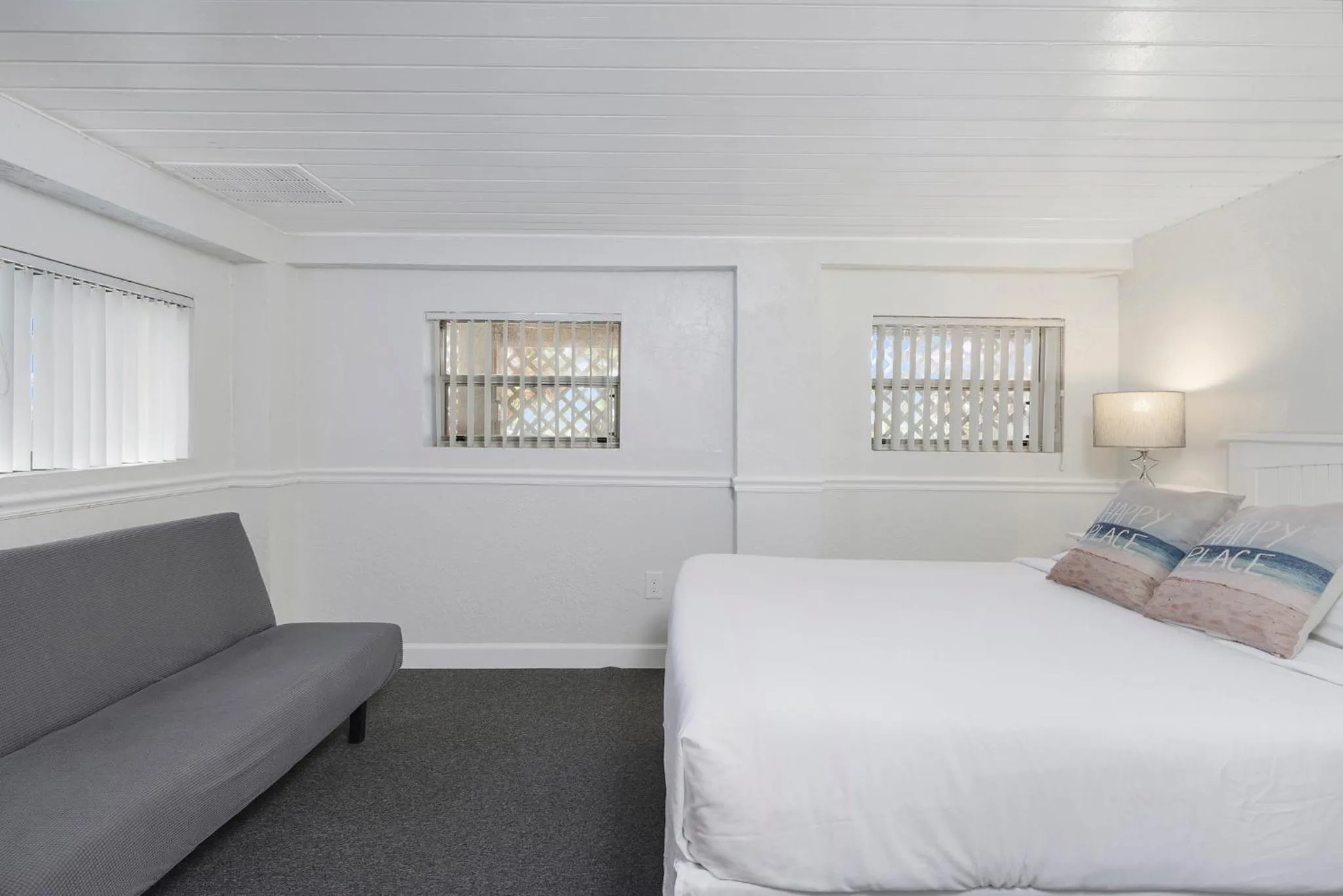 Bed in Sabal Palms Inn