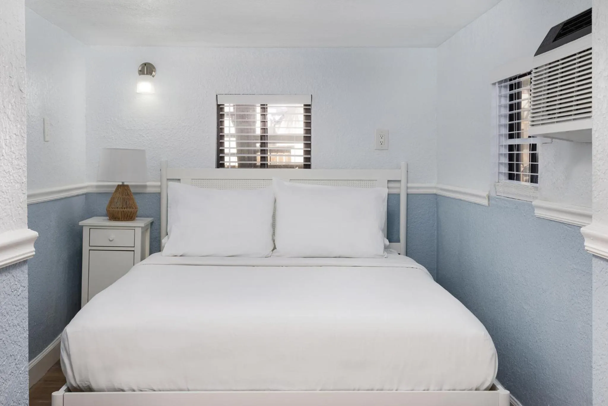 Bed in Sabal Palms Inn