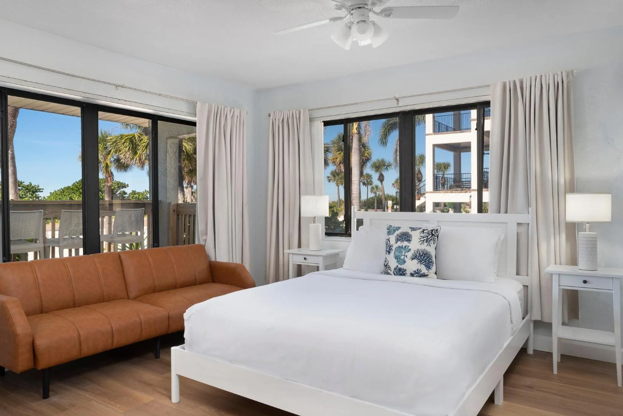 Bed in Sabal Palms Inn