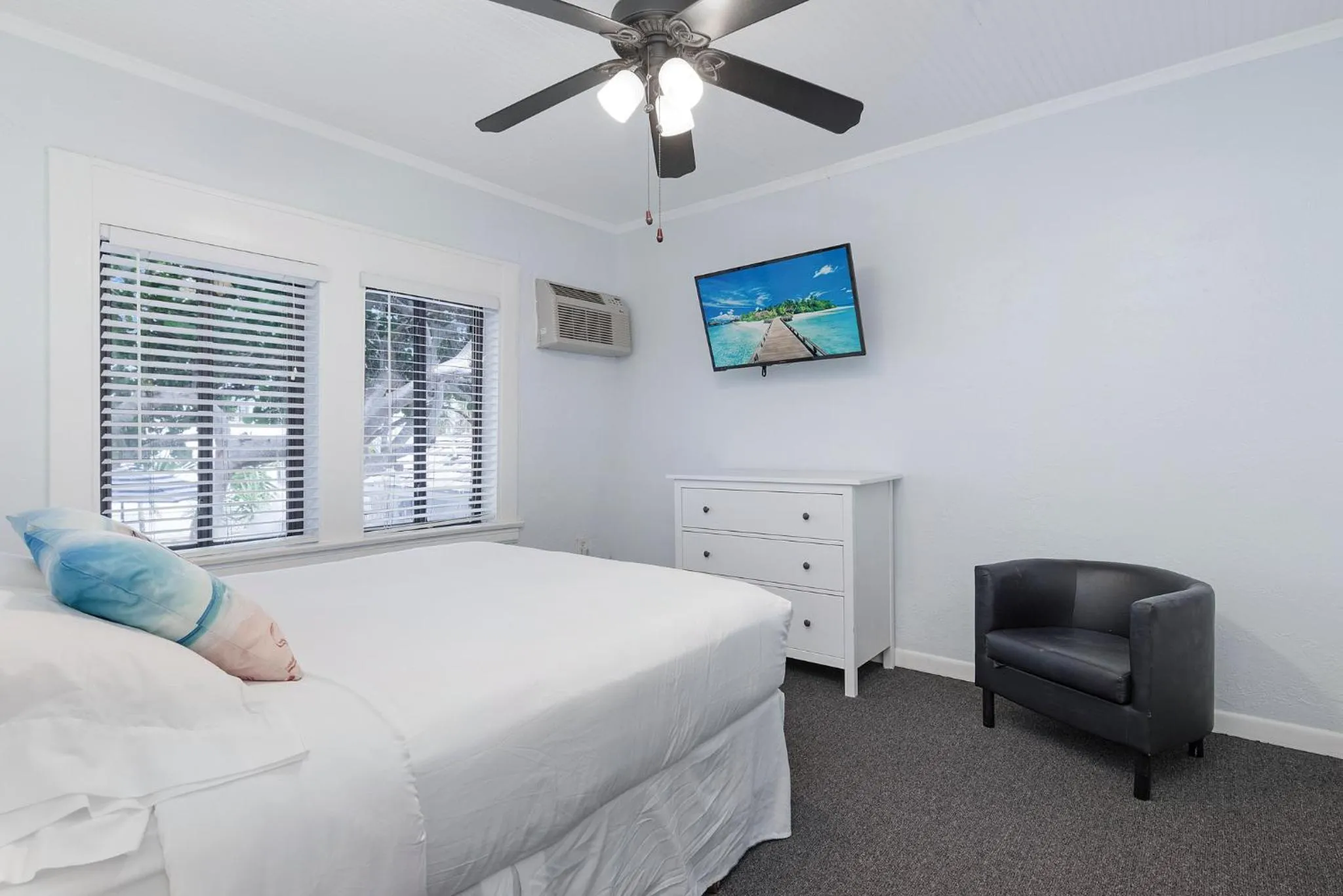 Bed in Sabal Palms Inn