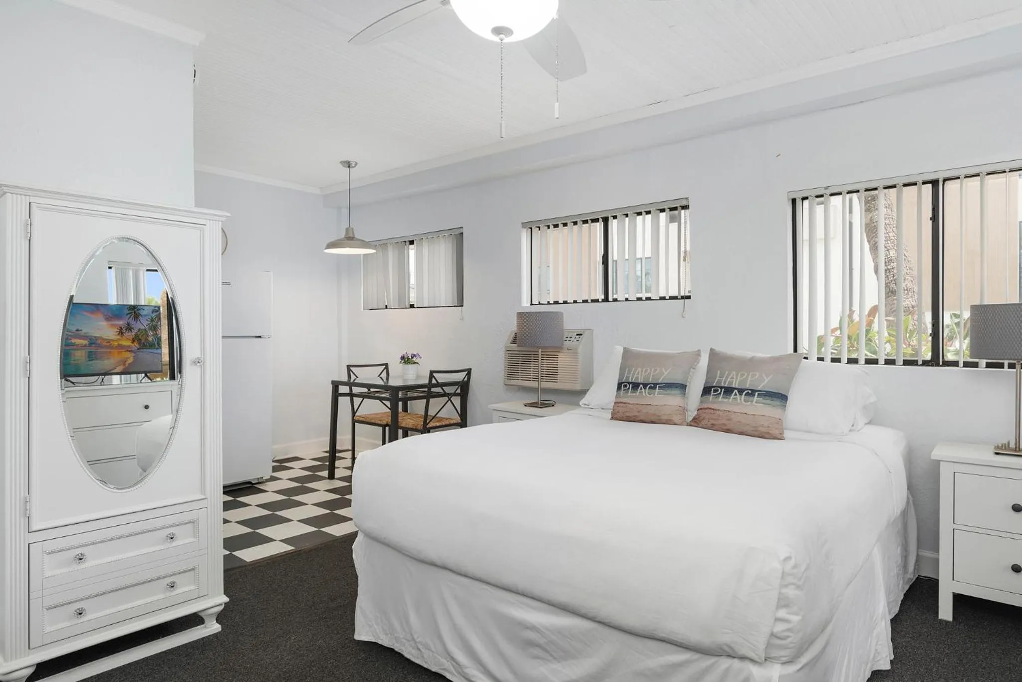 Bed in Sabal Palms Inn