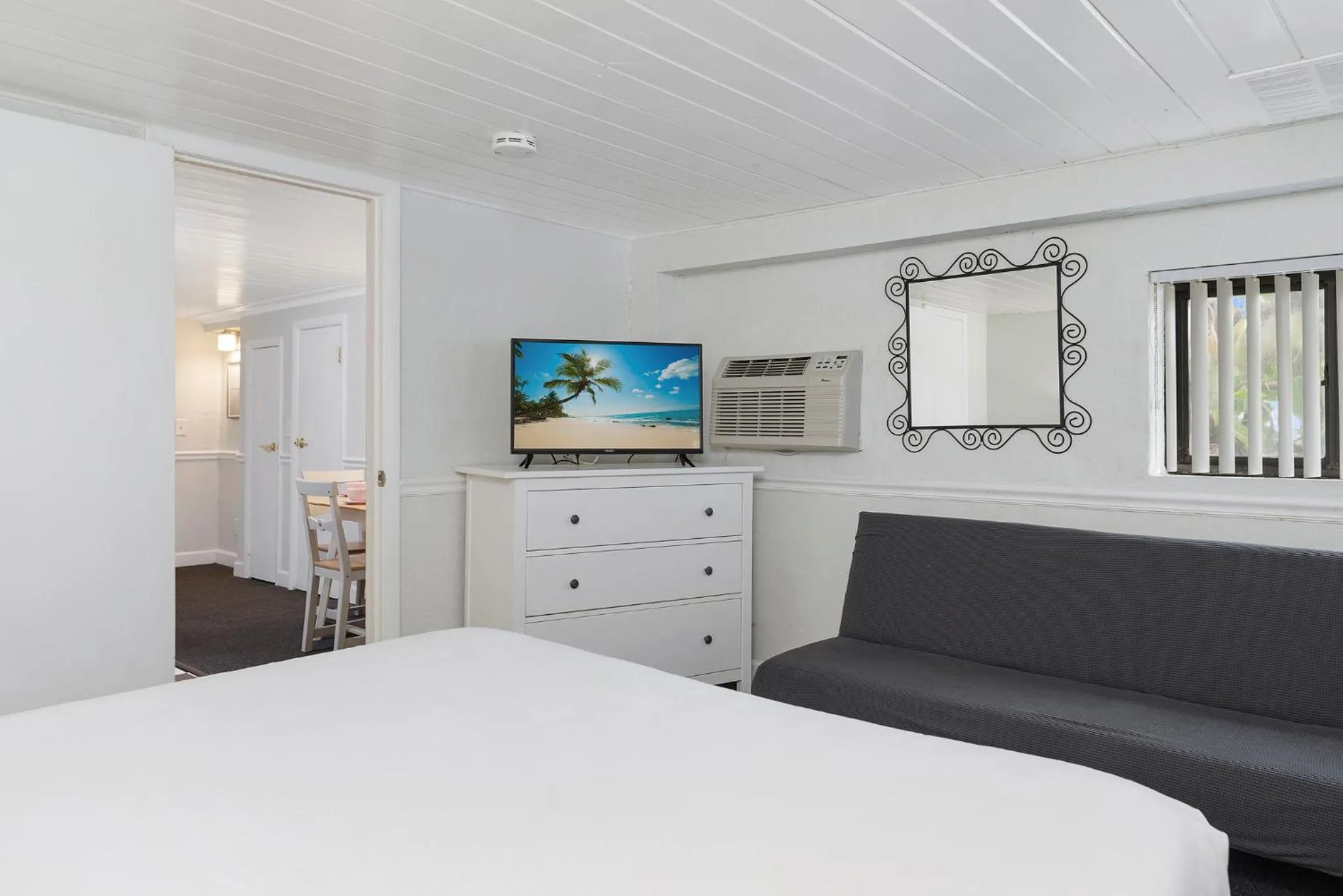 Bed in Sabal Palms Inn