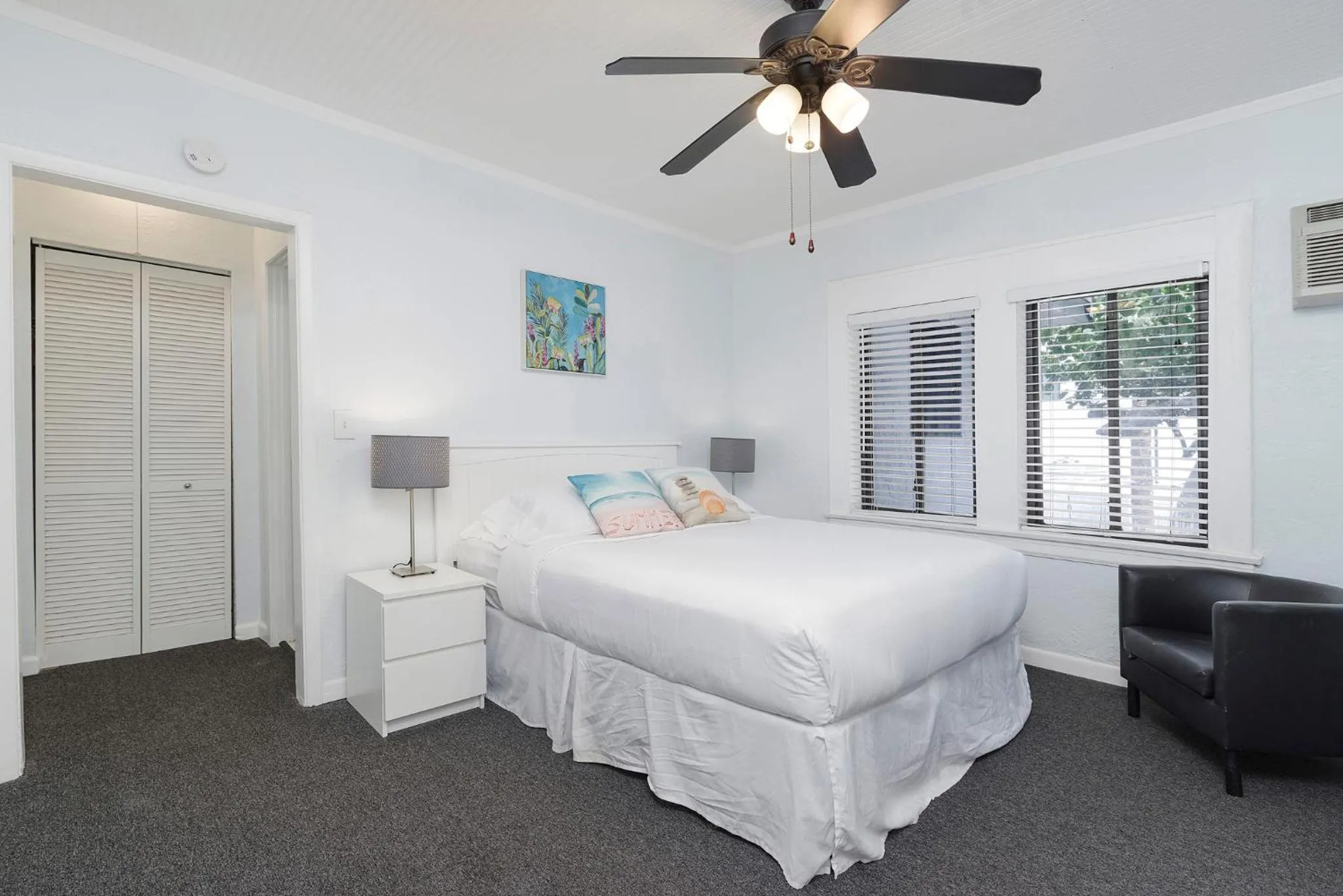 Bed in Sabal Palms Inn