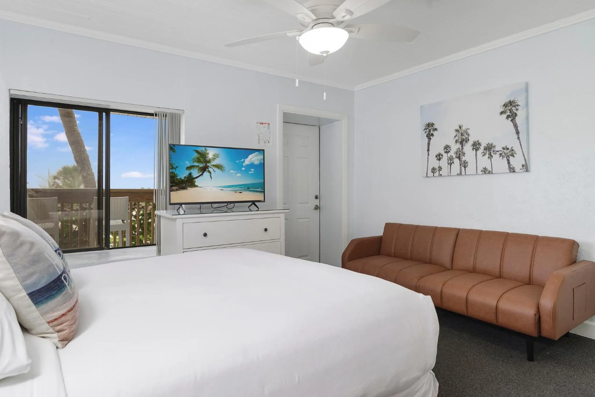 Bed in Sabal Palms Inn