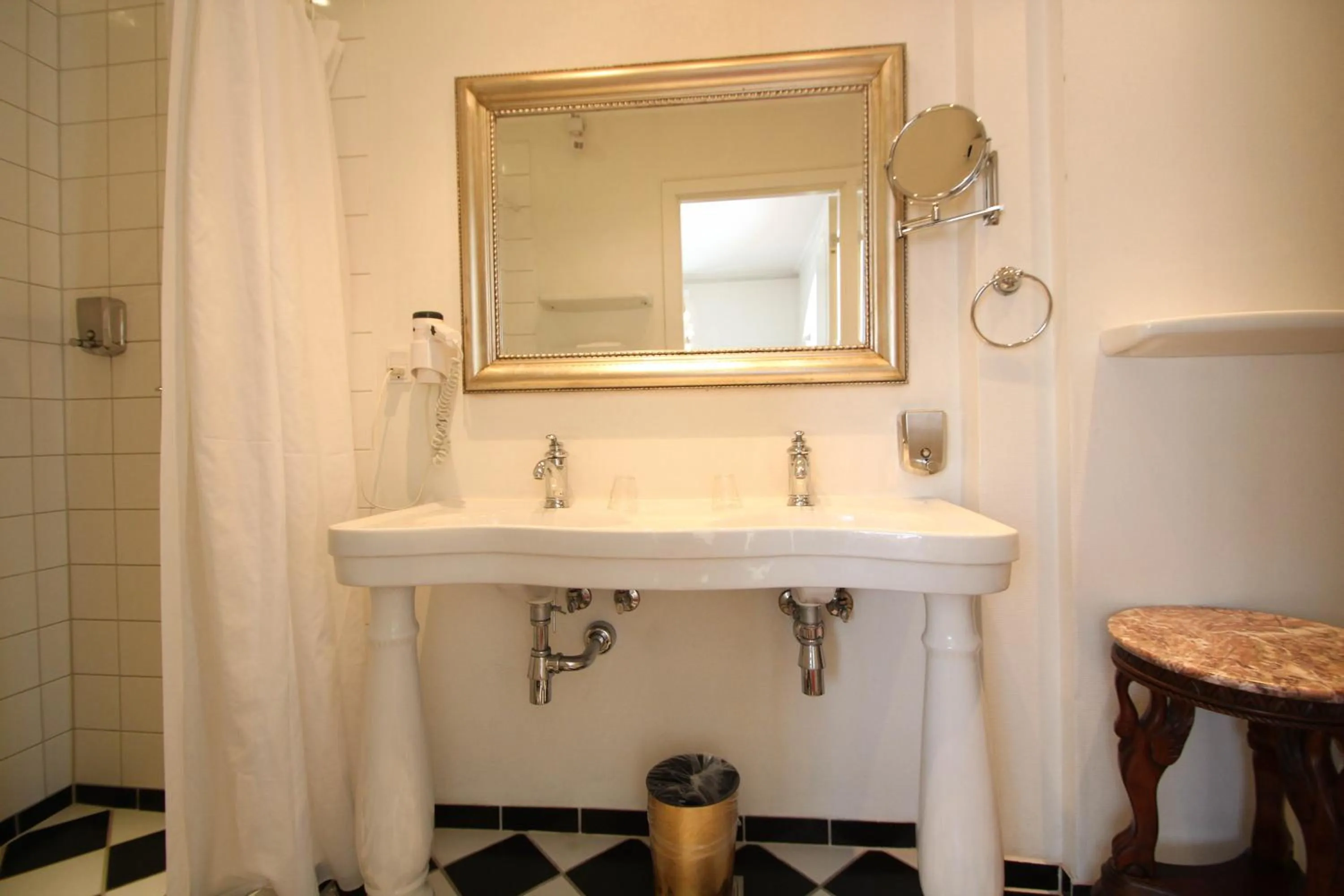Bathroom in Sauntehus Castle Hotel