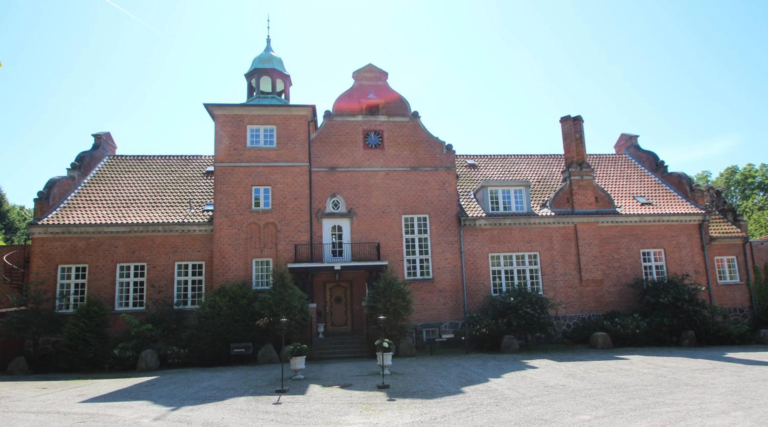 Facade/entrance in Sauntehus Castle Hotel