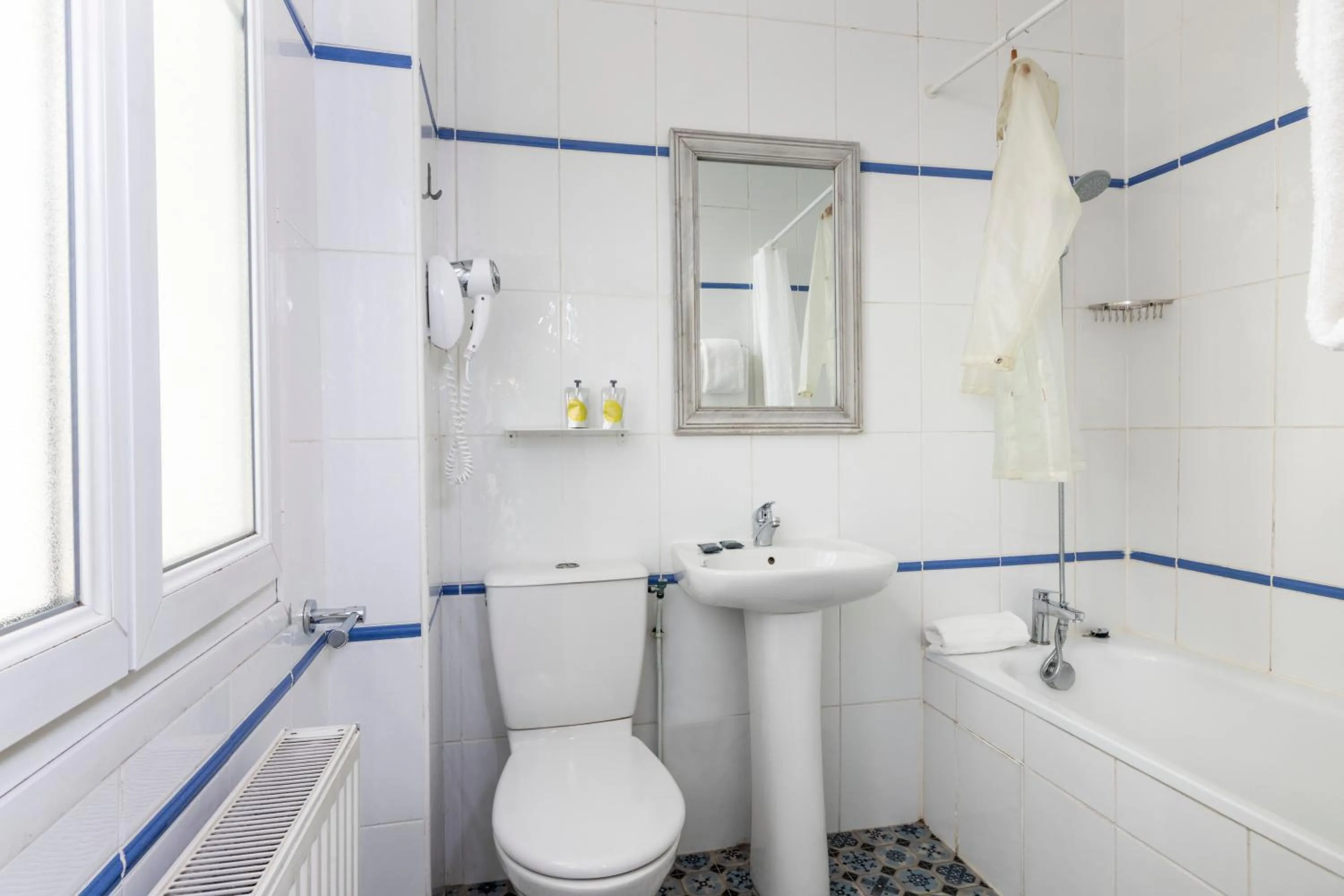 Le Regent Montmartre by Hiphophostels