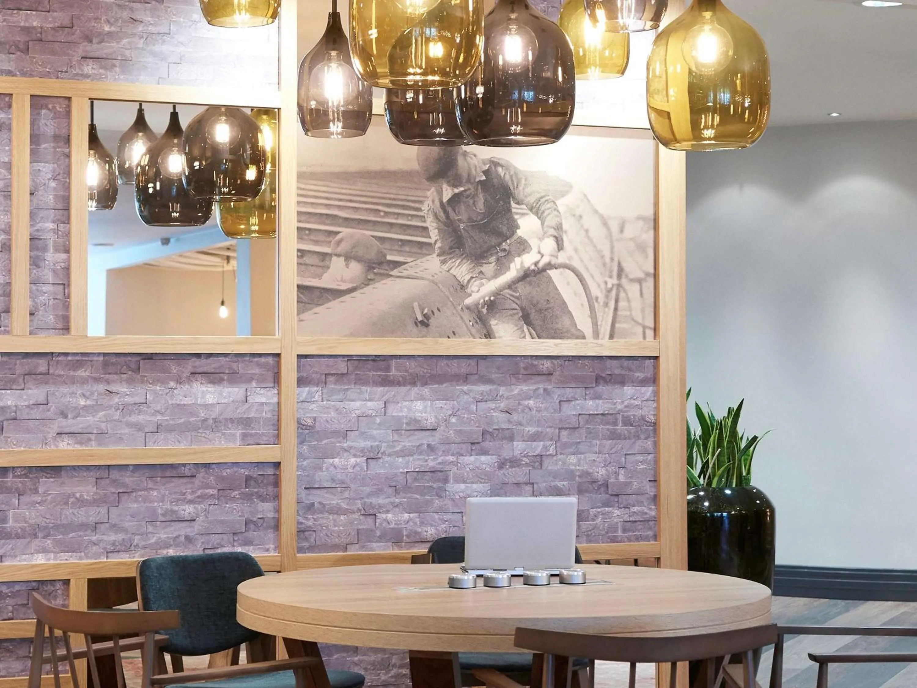 Lounge or bar in Holland House Hotel Cardiff By Sunday