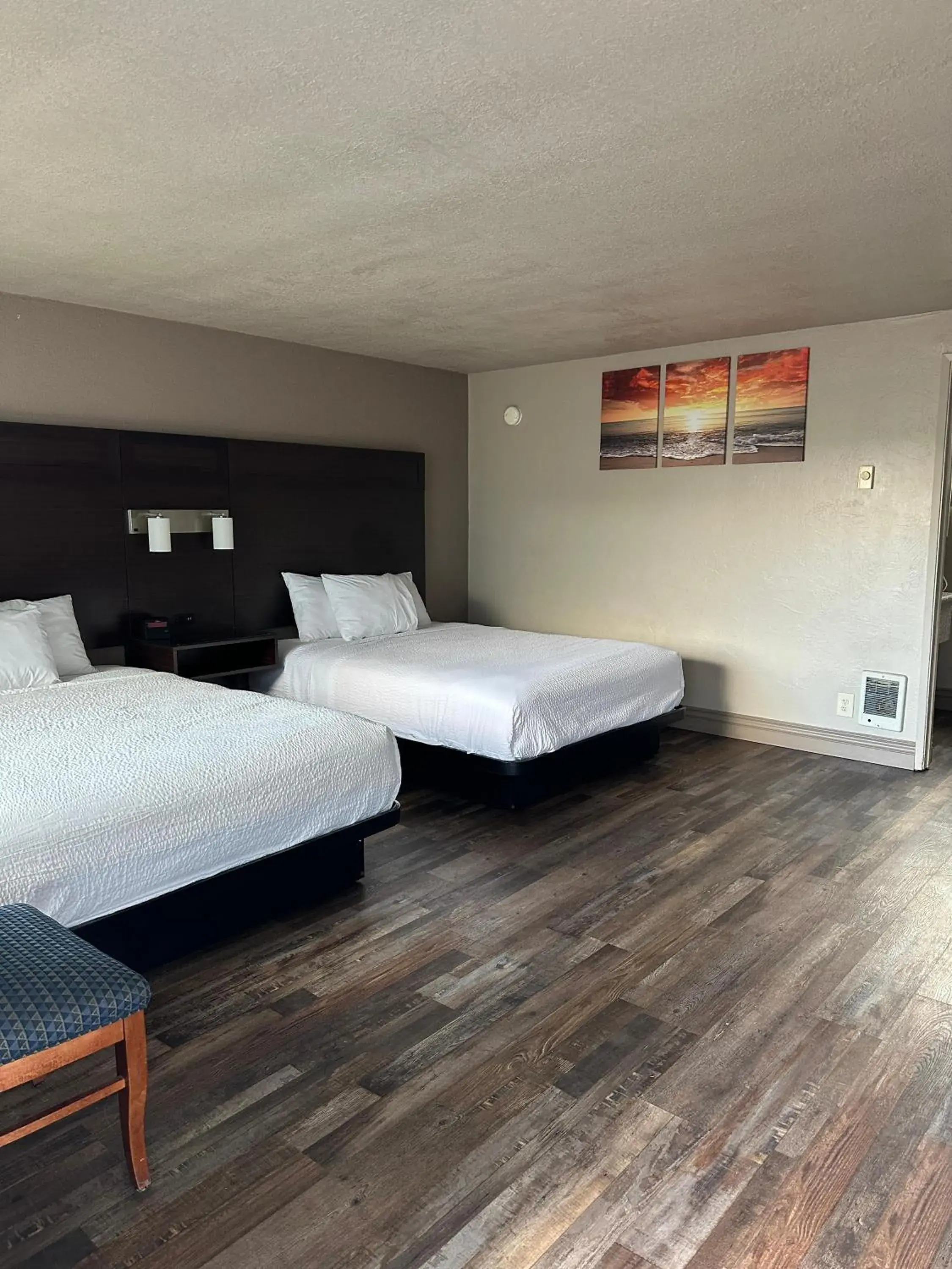 Queen Room with Two Queen Beds - Mobility Access/Non-Smoking in Travelodge by Wyndham Florence Queen Room with Two Queen Beds - Mobility Access/Non-Smoking in Travelodge by Wyndham Florence