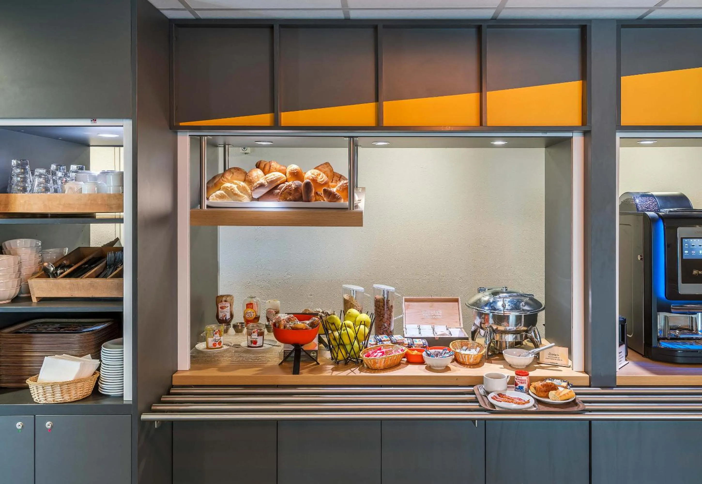 Buffet breakfast in B&B HOTEL Angers Parc Expos