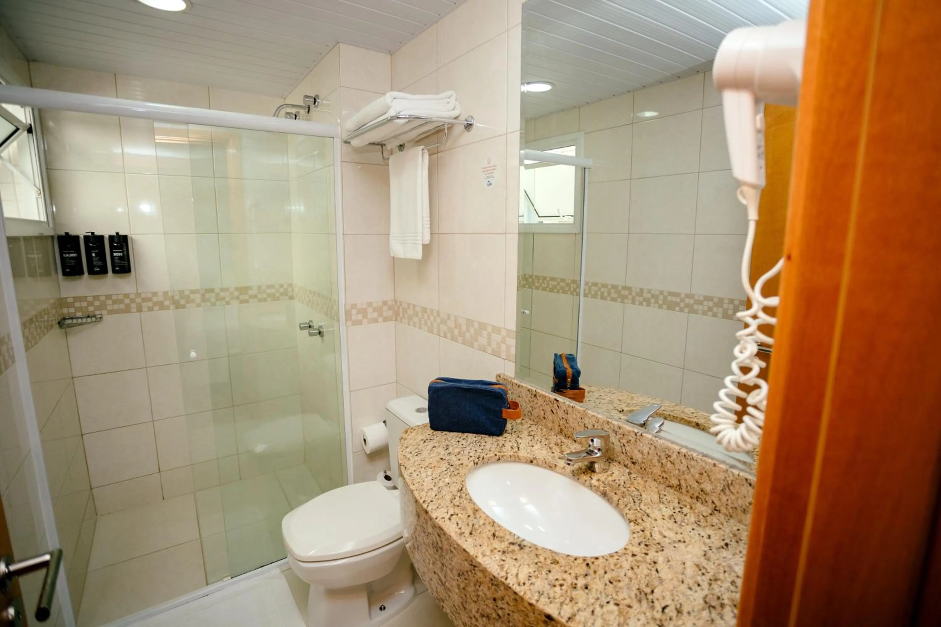 Toilet in Luds Comfort Hotel