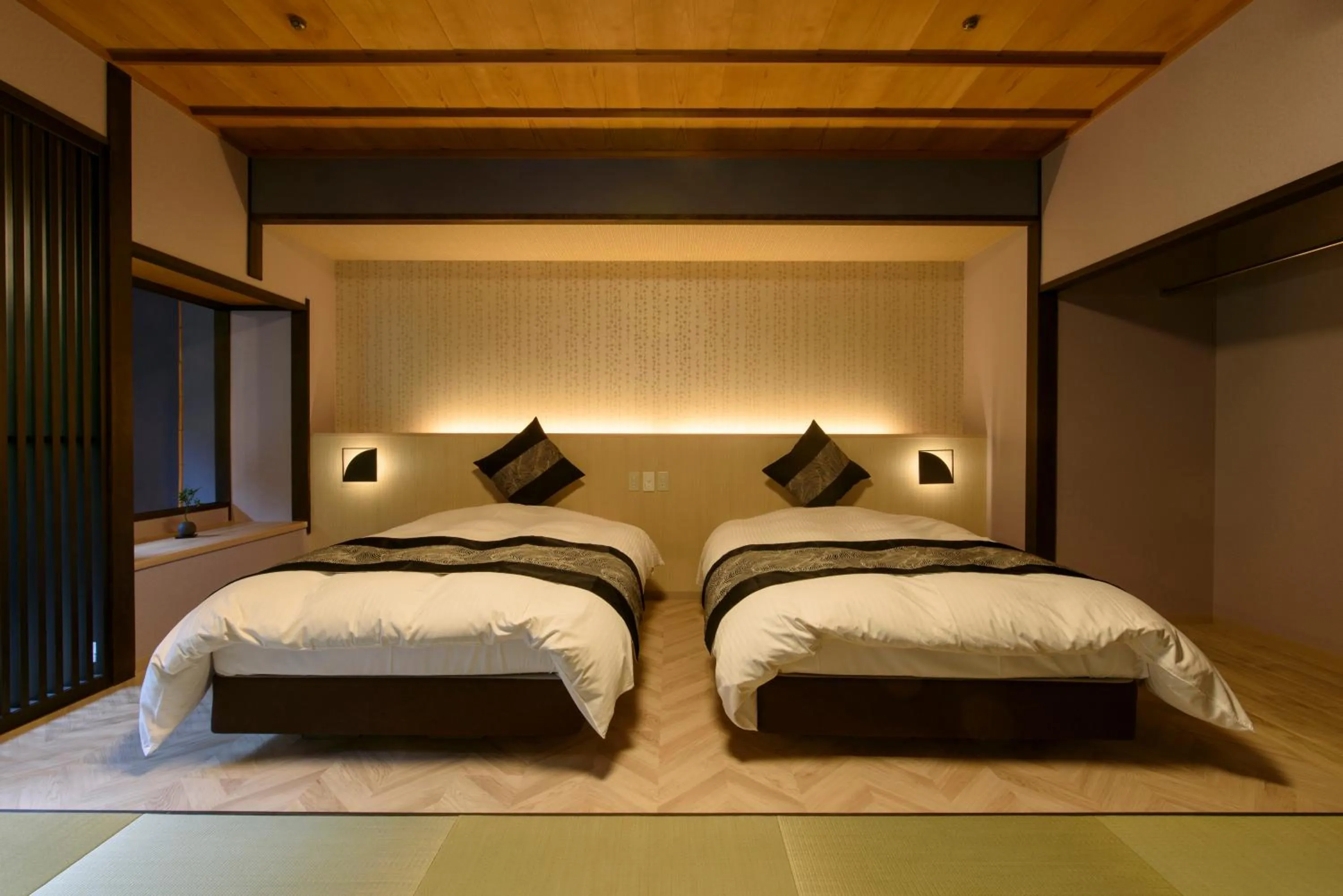 Photo of the whole room, Bed in Yamanakaonsen Ohanami Kyubei
