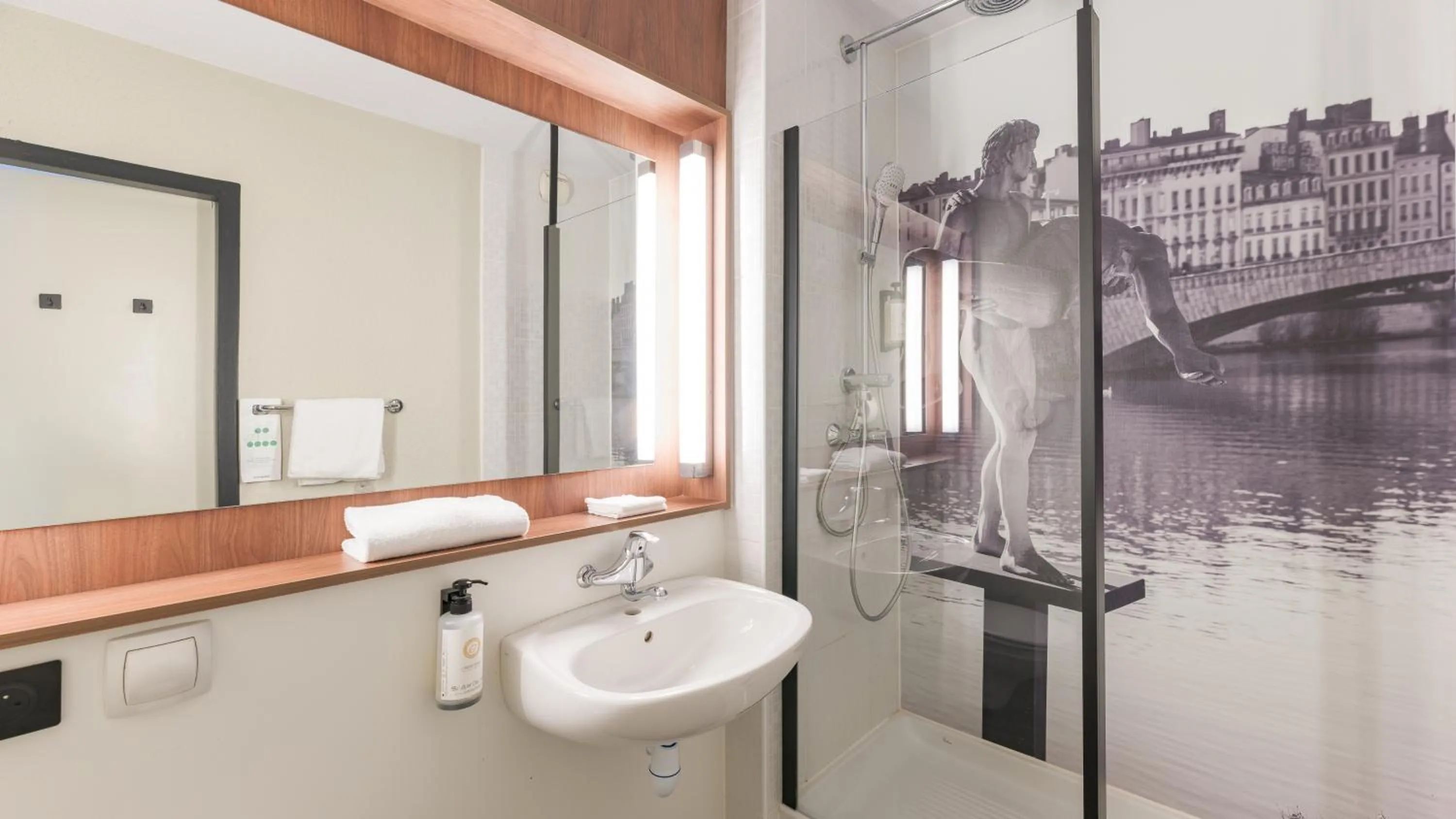 Shower in Campanile PRIME - Lyon Centre - Gare Perrache