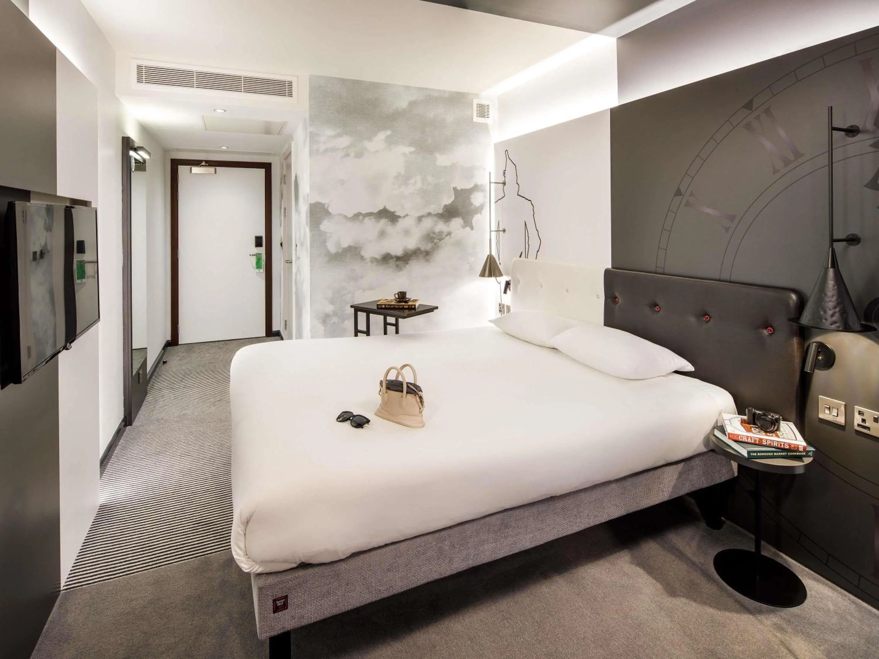 Bedroom, Bed in ibis Styles London Southwark - near Borough Market