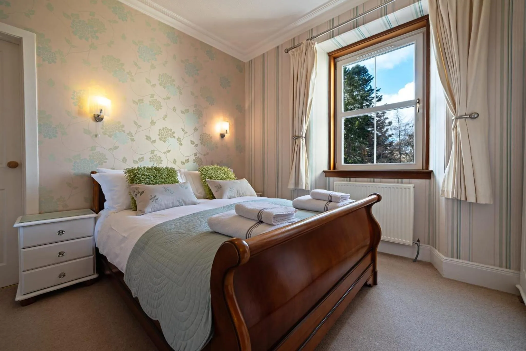 Bed in The Rowan Tree Country Hotel