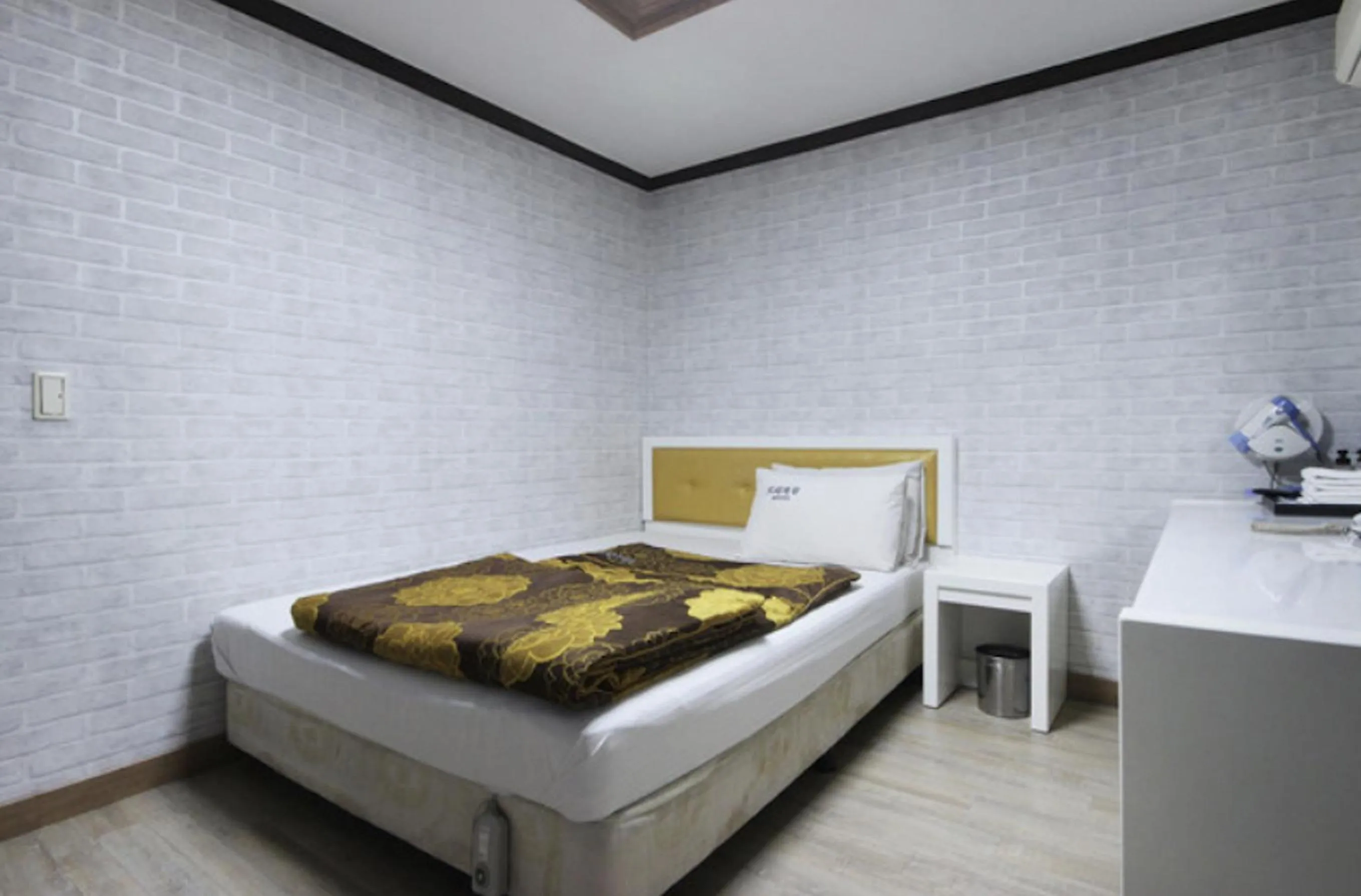 Bed in Dream of City Motel