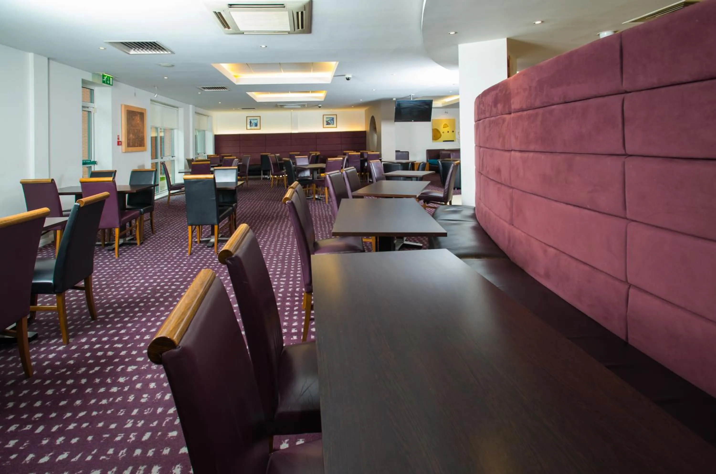 Lounge or bar in Holiday Inn Express Bedford by IHG