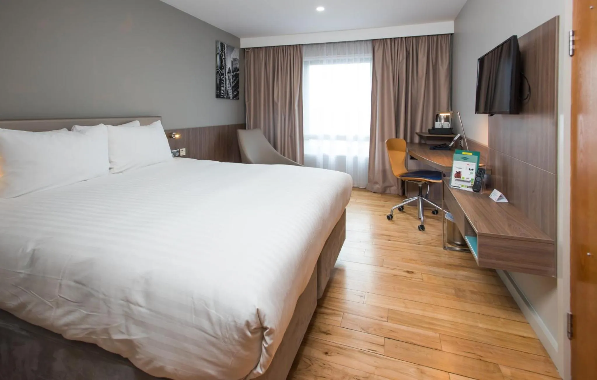 Photo of the whole room, Bed in Holiday Inn London West by IHG