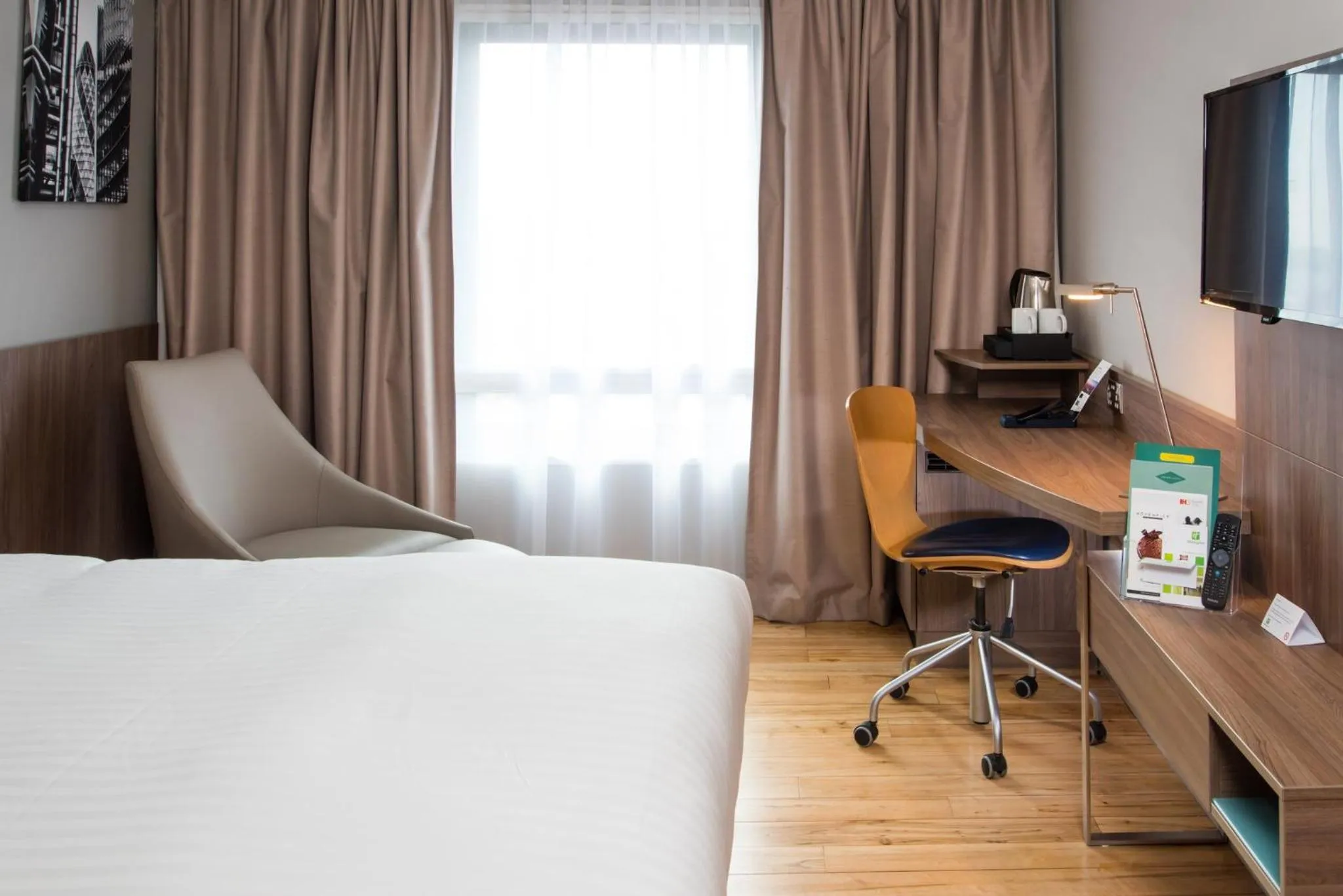 Photo of the whole room, Bed in Holiday Inn London West by IHG