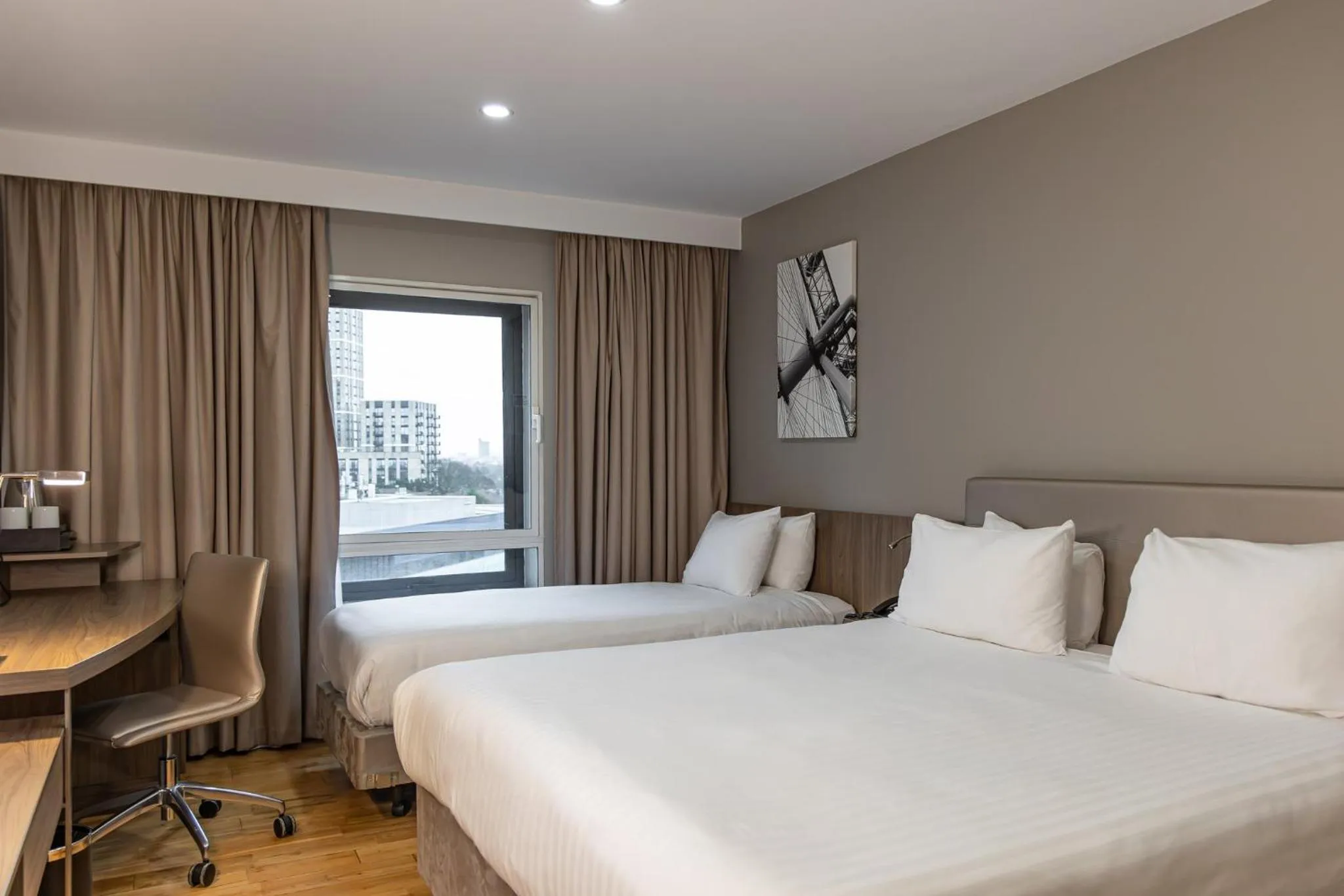 Photo of the whole room, Bed in Holiday Inn London West by IHG