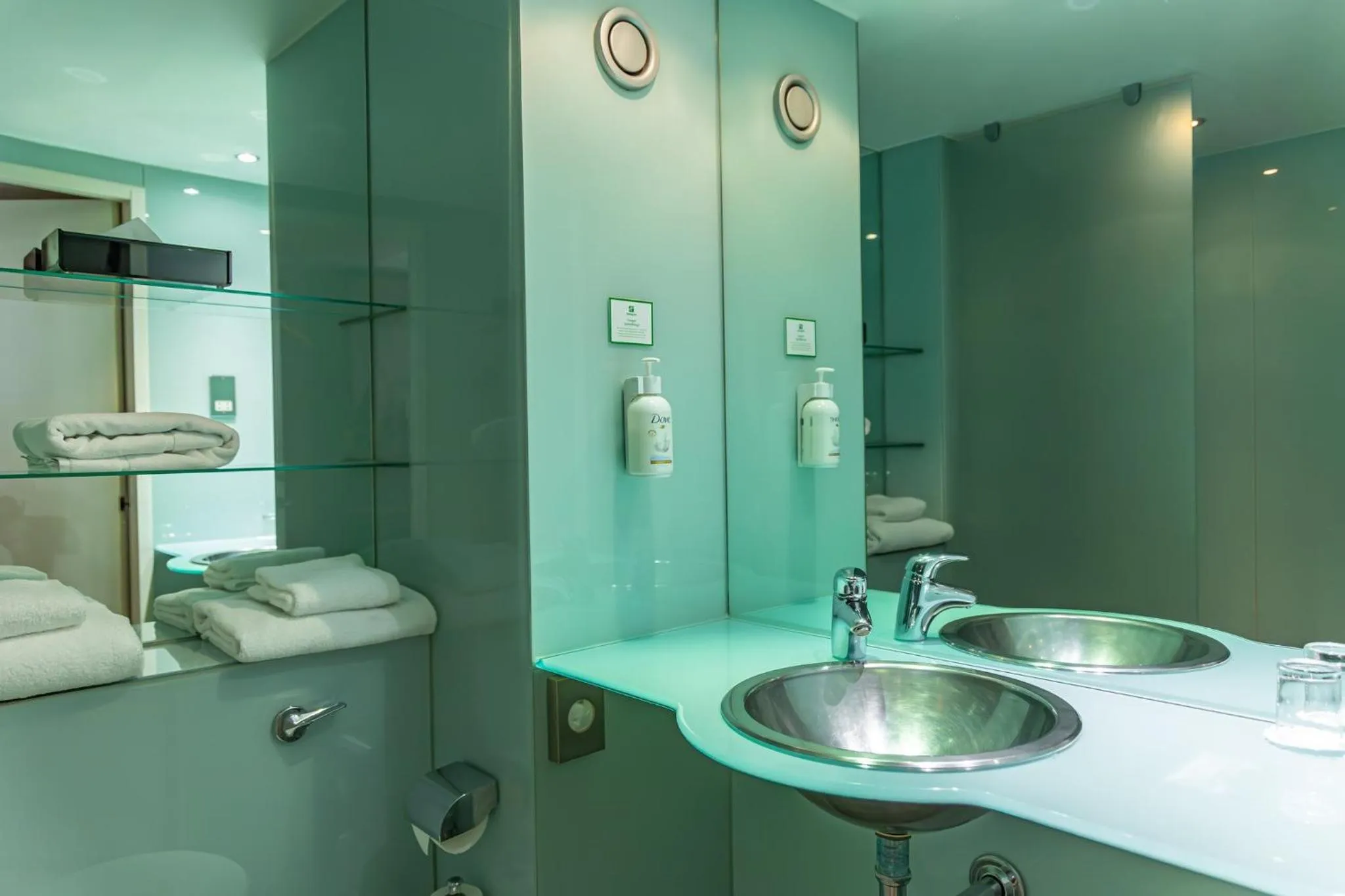 Photo of the whole room in Holiday Inn London West by IHG