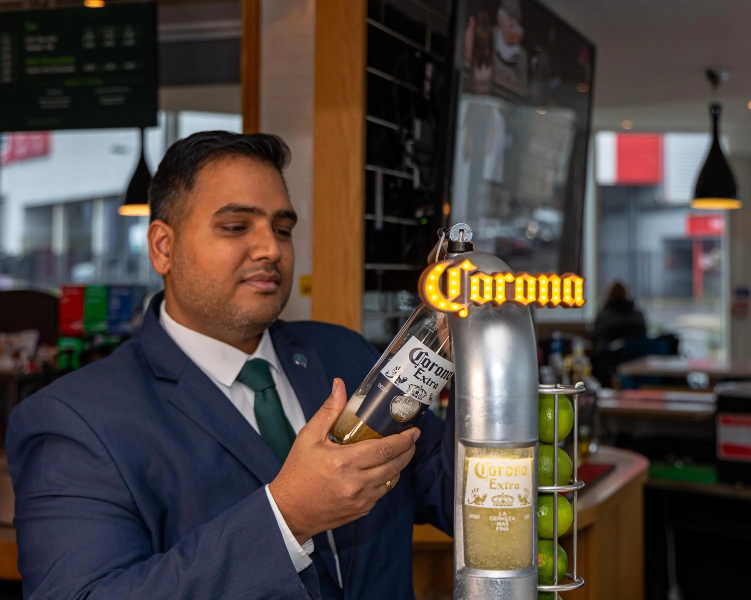 Restaurant/places to eat in Holiday Inn London West by IHG