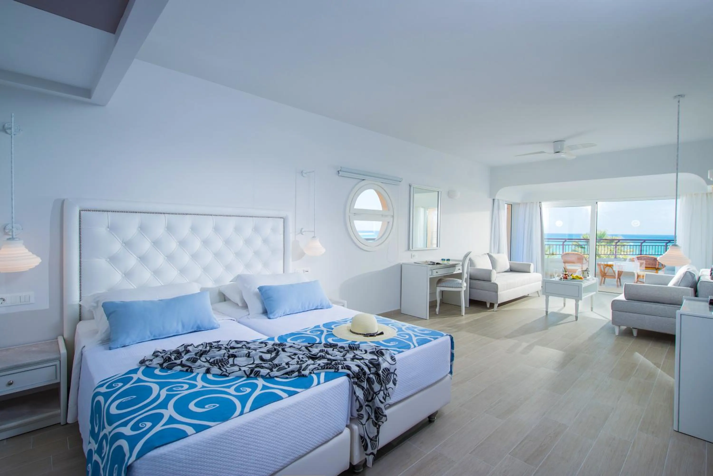 Photo of the whole room, Bed in Rethymno Palace