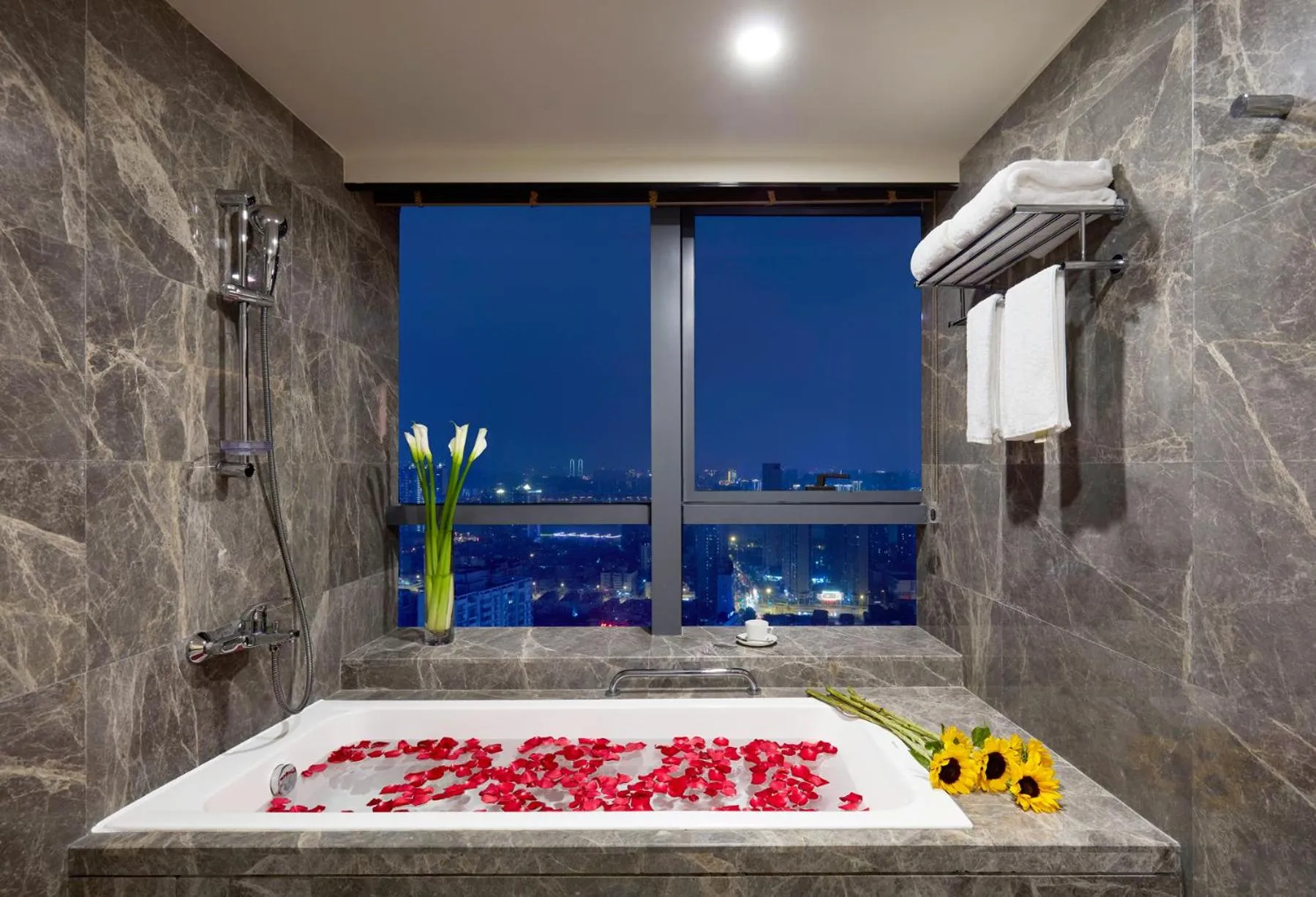 Bathroom in Modena by Fraser Changsha