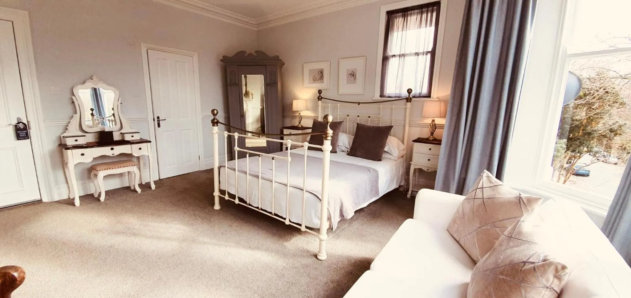 Bedroom, Bed in Holbein House