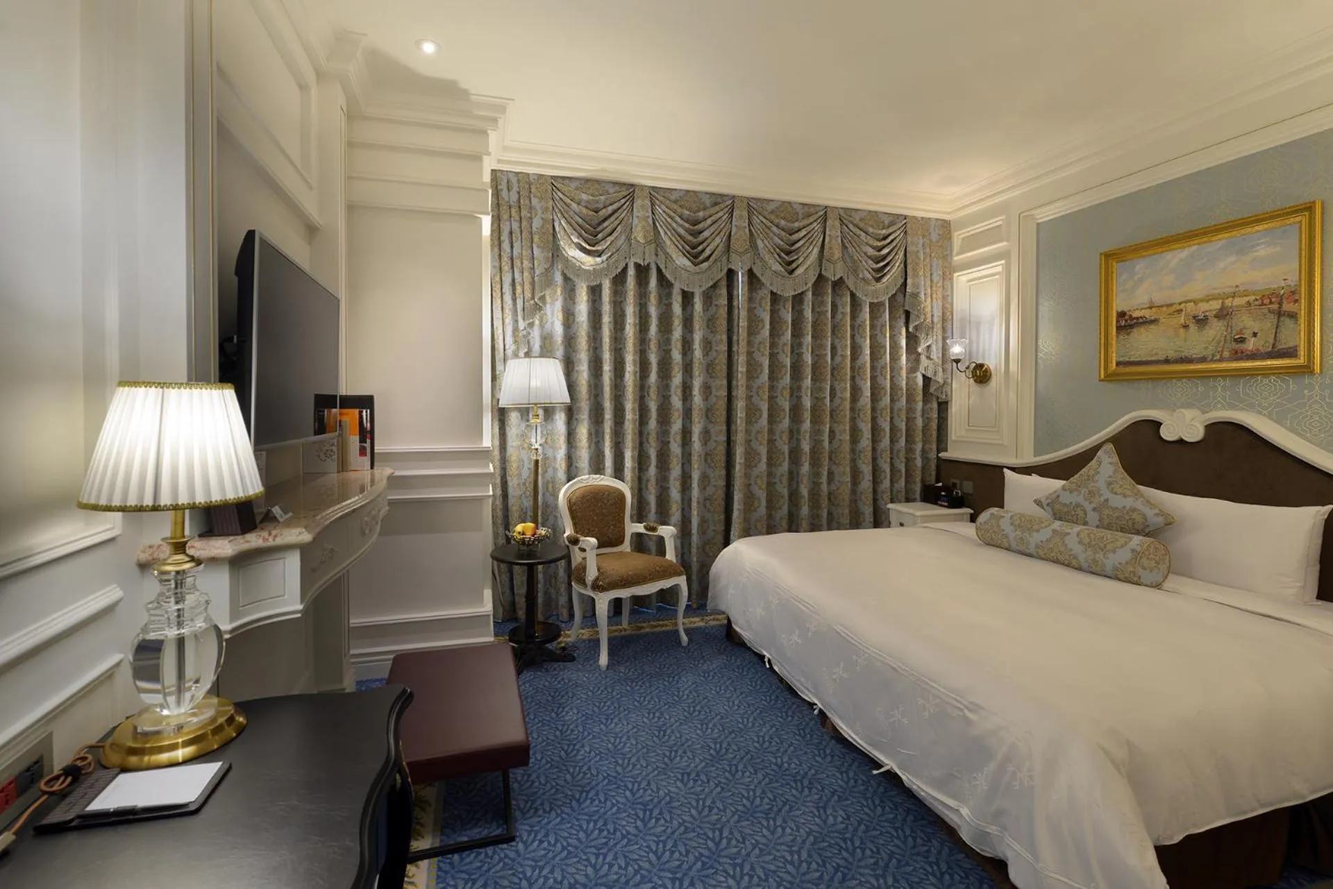 Bedroom, Bed in Golden Tulip RS Boutique Hotel-Tainan