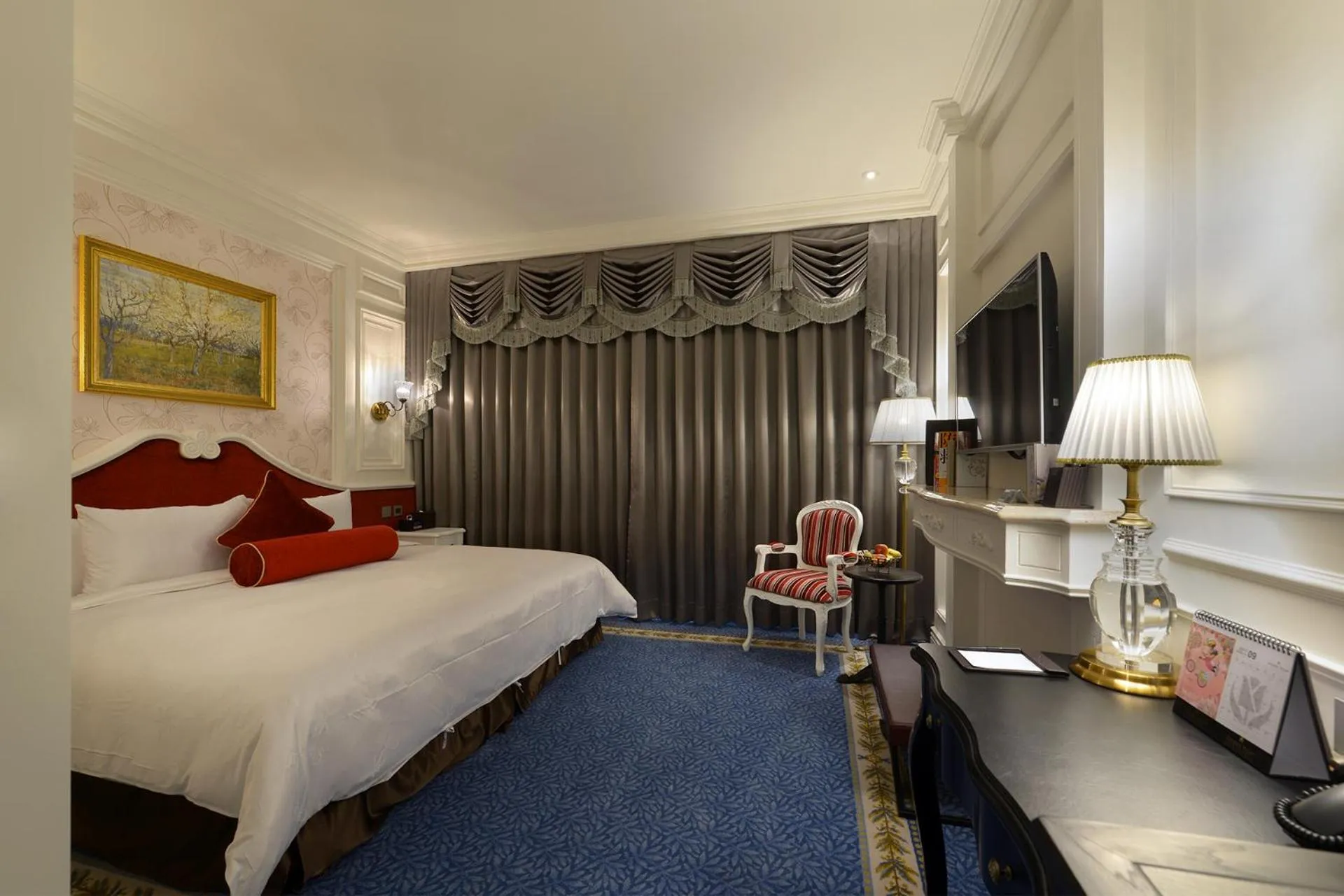 Photo of the whole room, Bed in Golden Tulip RS Boutique Hotel-Tainan