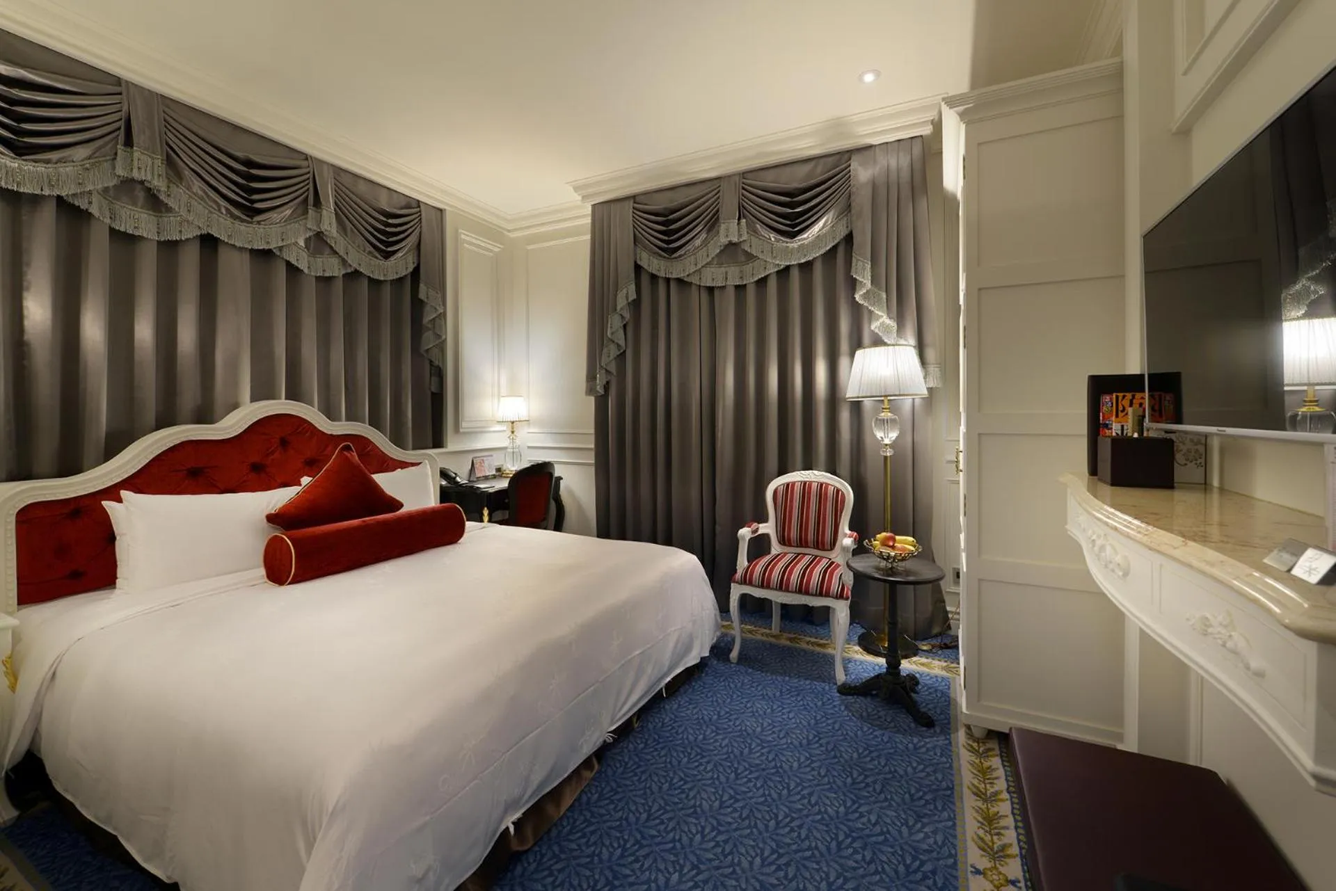 Photo of the whole room, Bed in Golden Tulip RS Boutique Hotel-Tainan