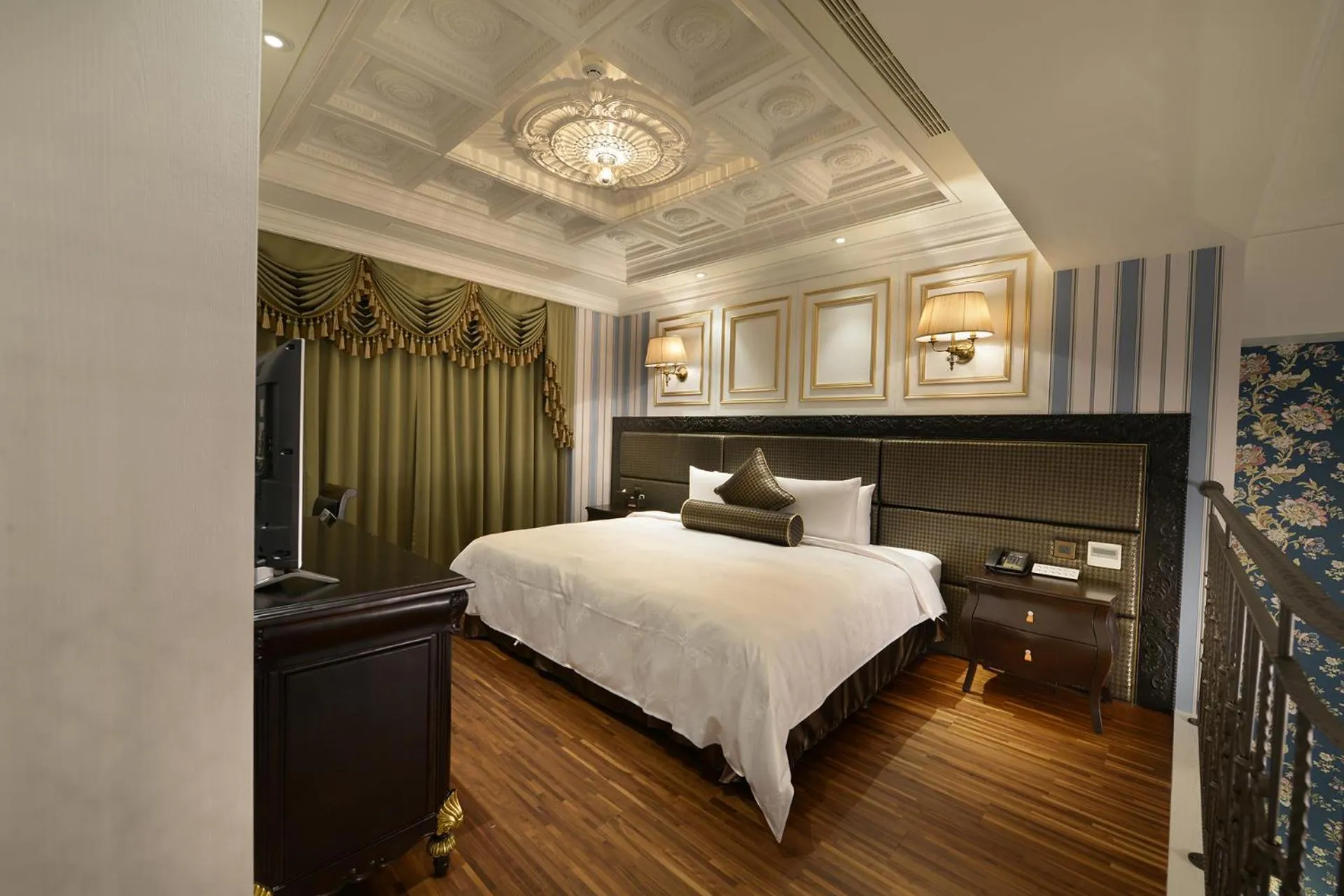 Bedroom, Bed in Golden Tulip RS Boutique Hotel-Tainan