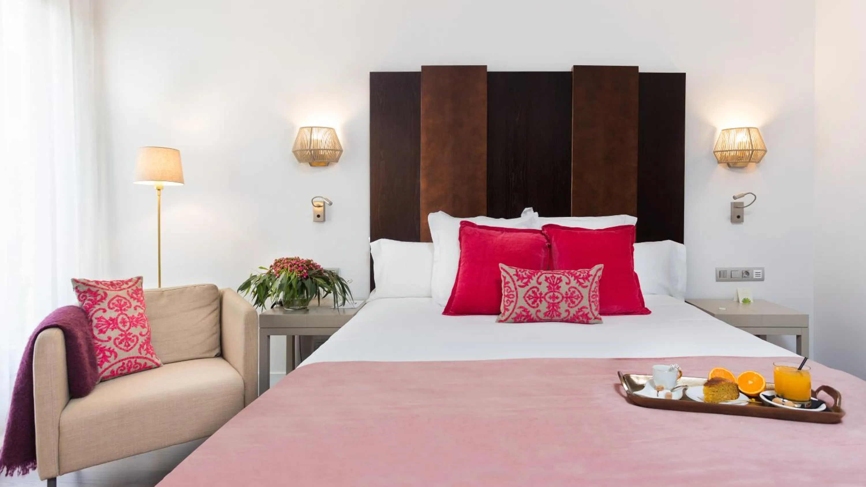 Photo of the whole room, Bed in La Laguna Gran Hotel