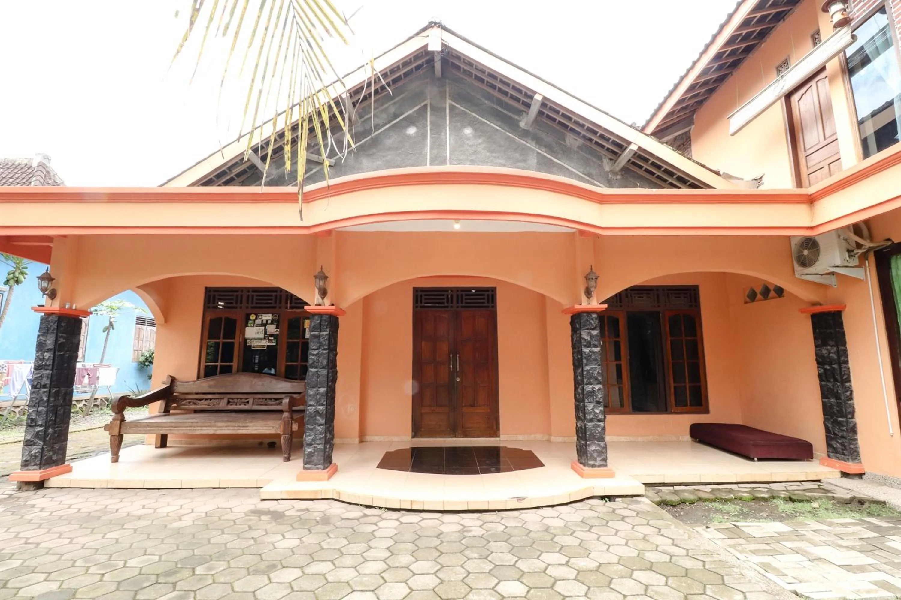 Facade/entrance in Nurudin House