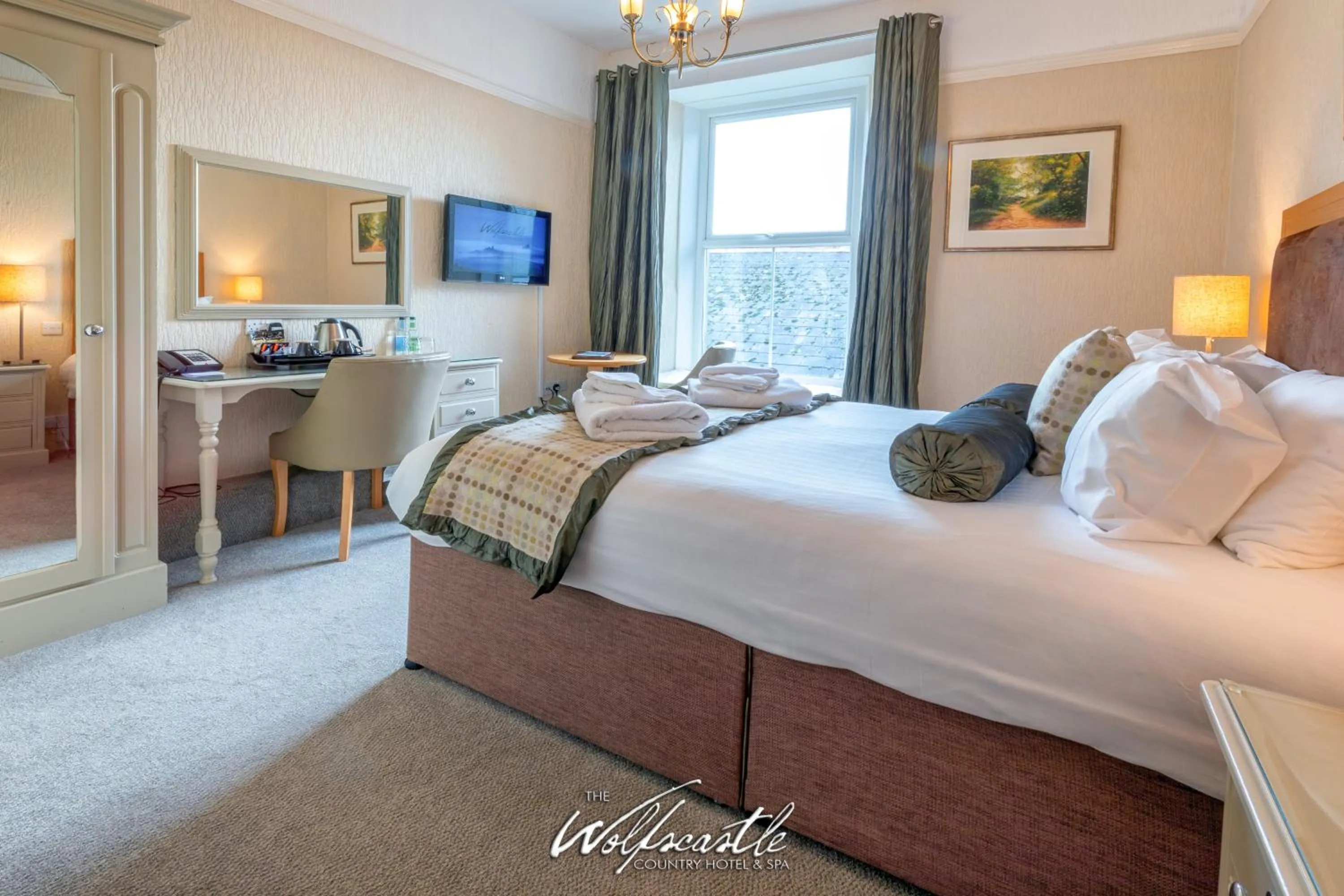 Bed in Wolfscastle Country Hotel