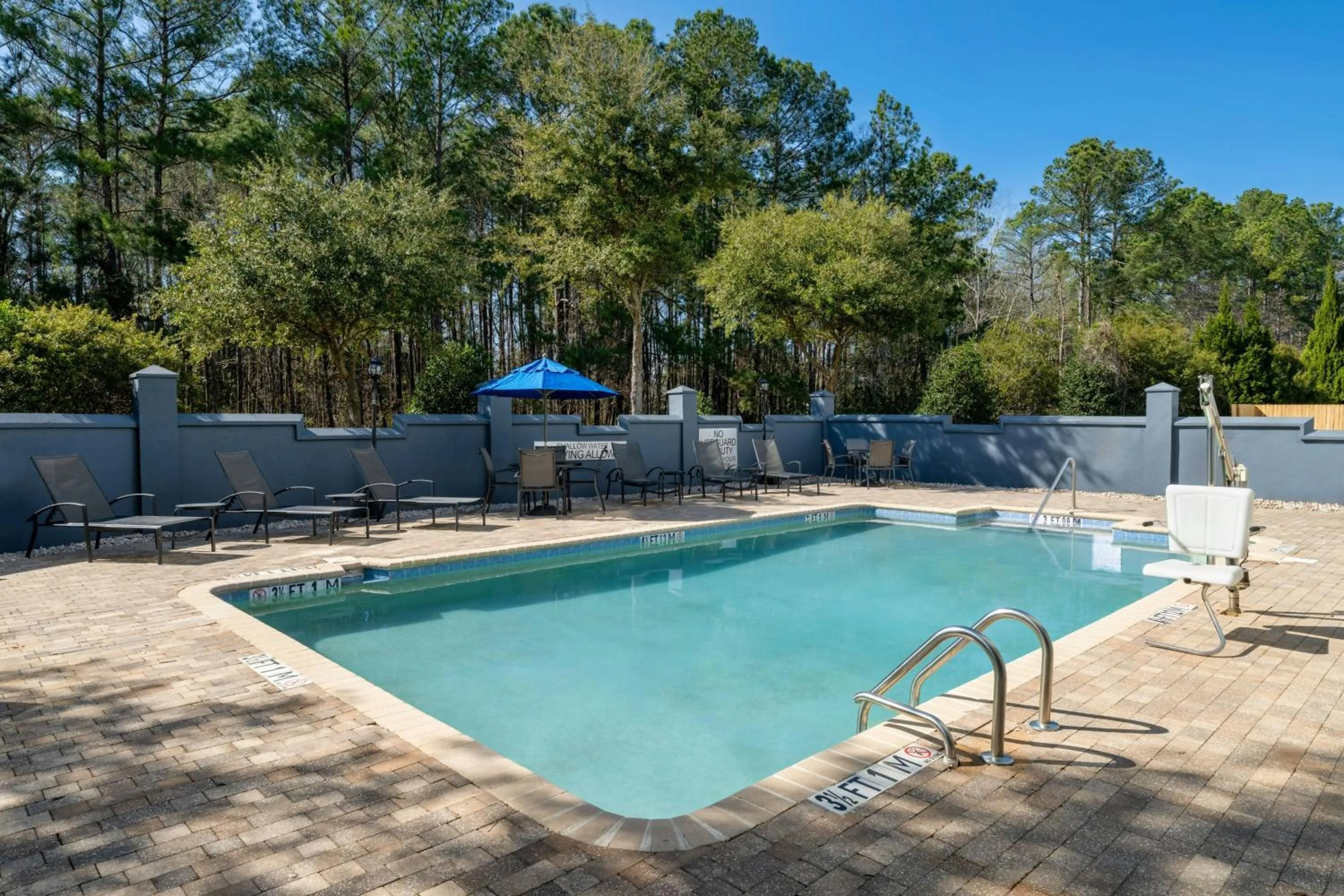 Swimming pool in Fairfield Inn & Suites by Marriott Charleston North/Ashley Phosphate