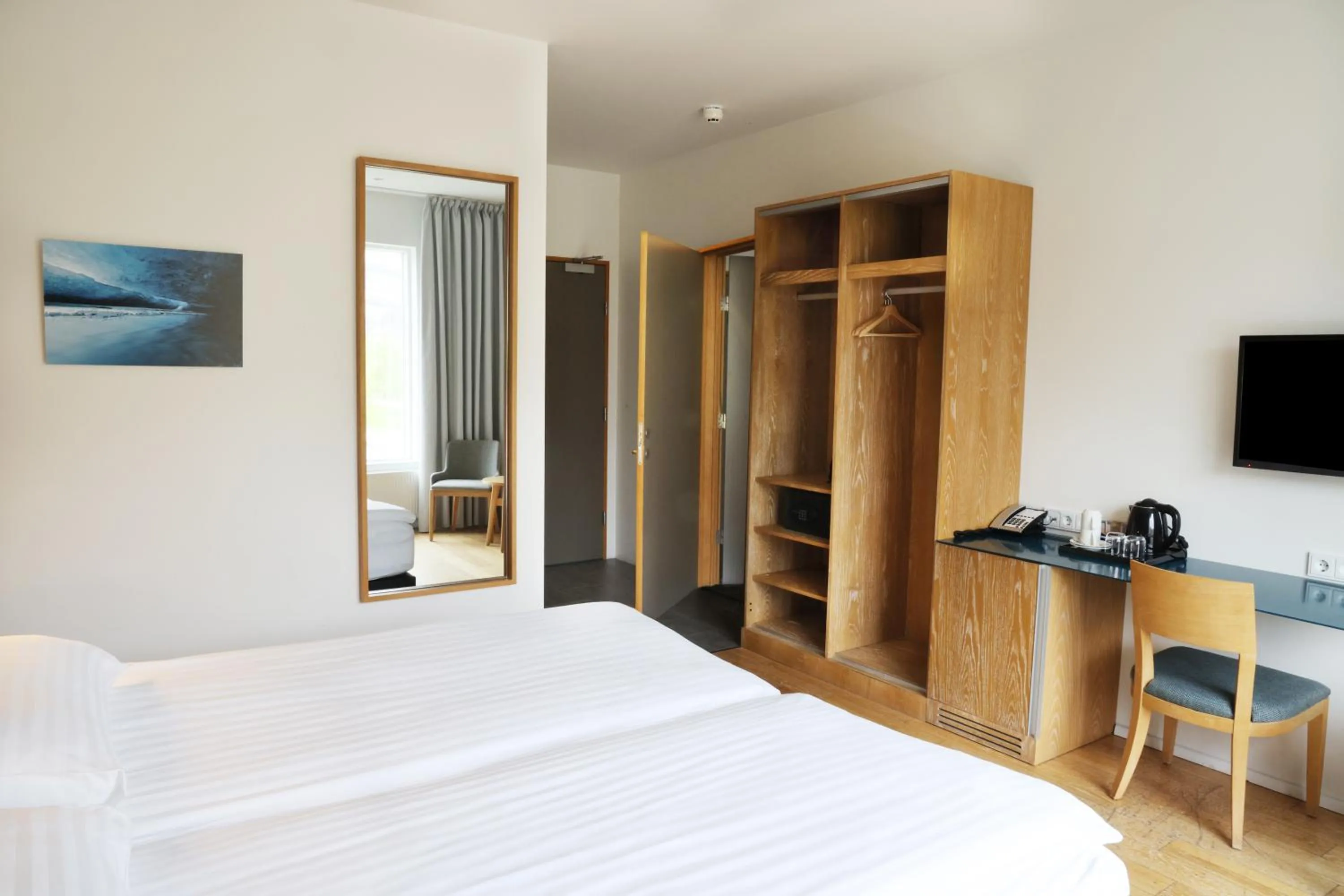 Communal lounge/ TV room, Bed in Fosshotel Vatnajökull