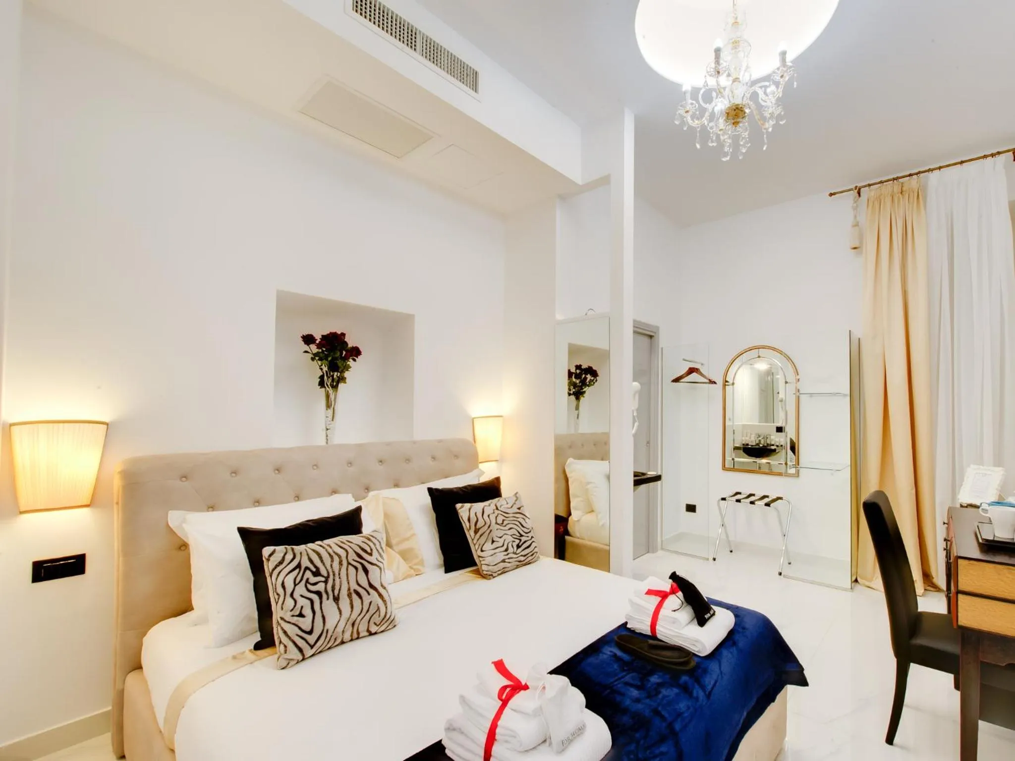 Coffee/tea facilities, Bed in Queen Palace Suites