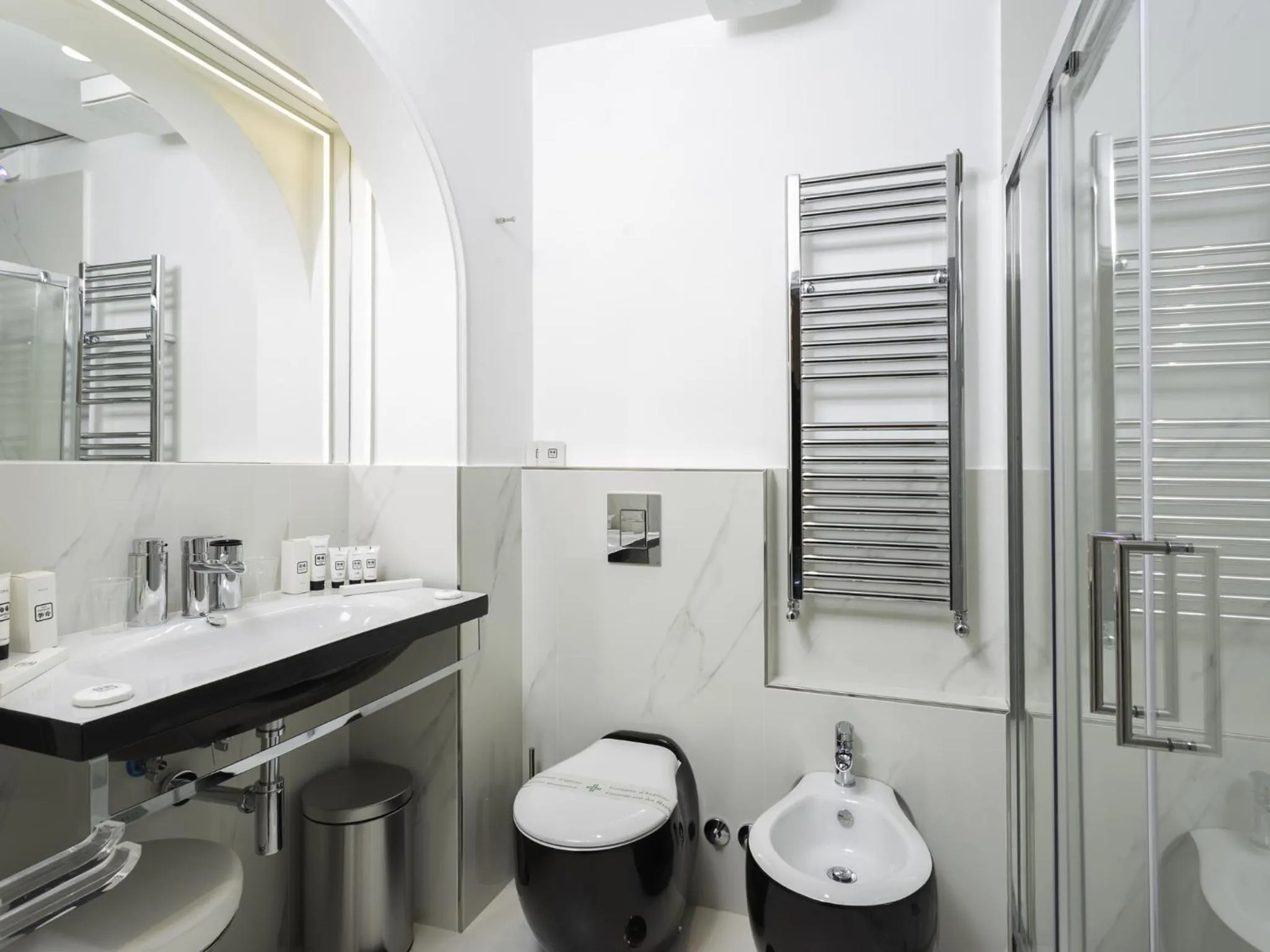 Shower in Queen Palace Suites