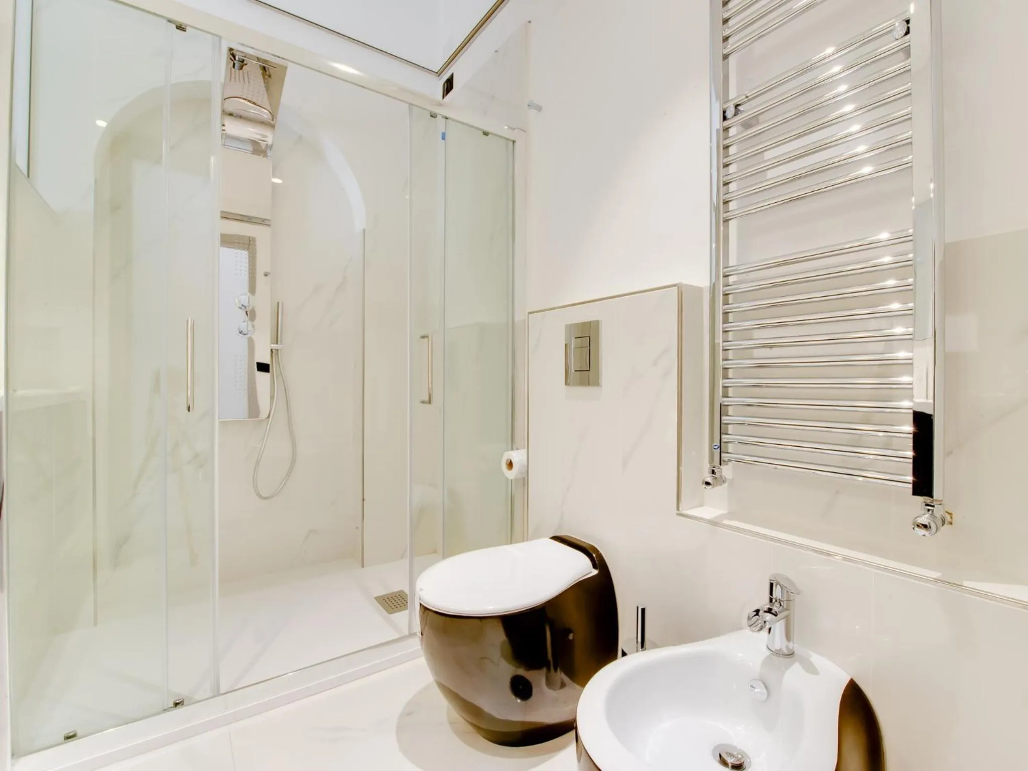 Shower in Queen Palace Suites