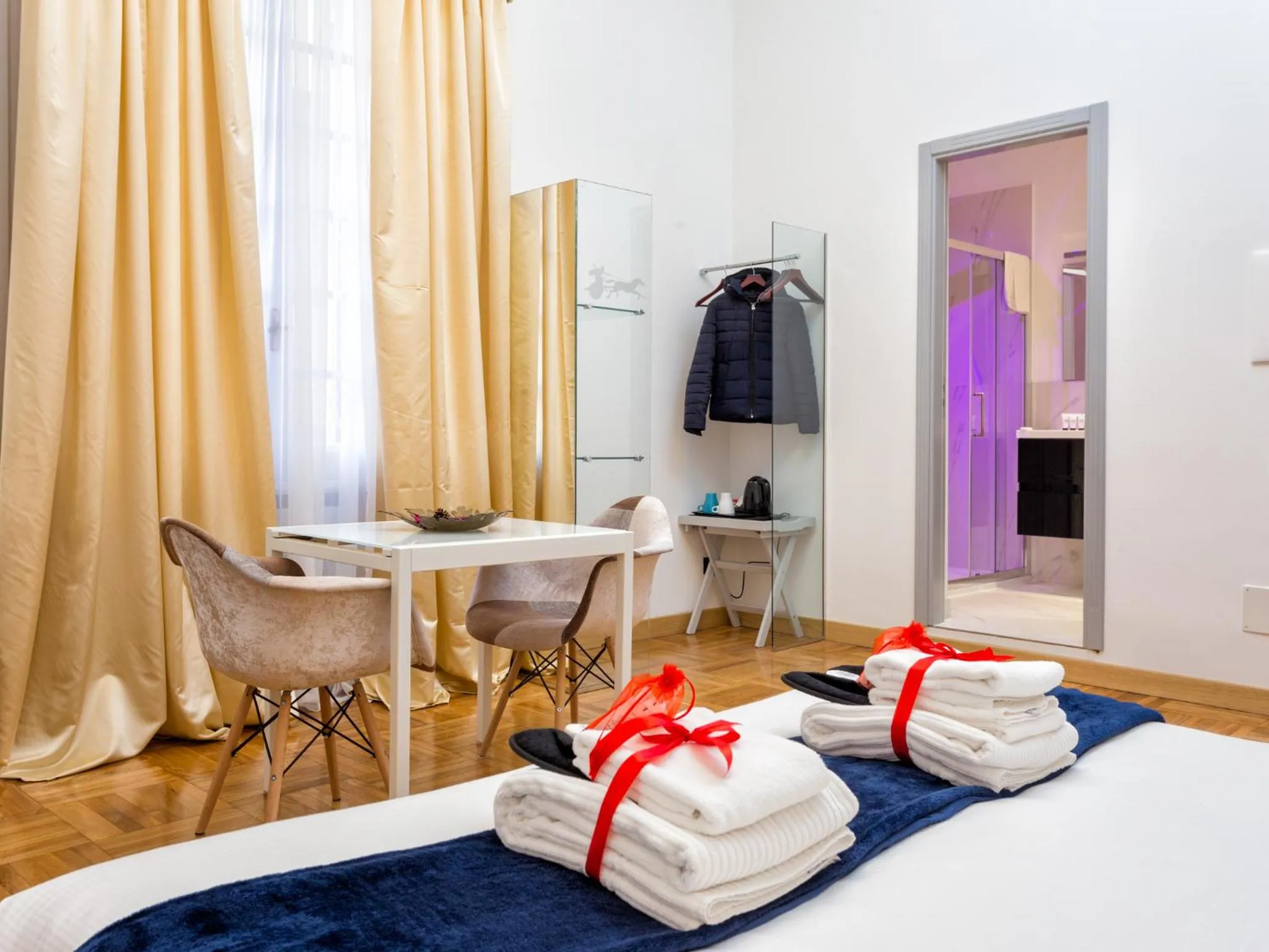 Day, Bed in Queen Palace Suites