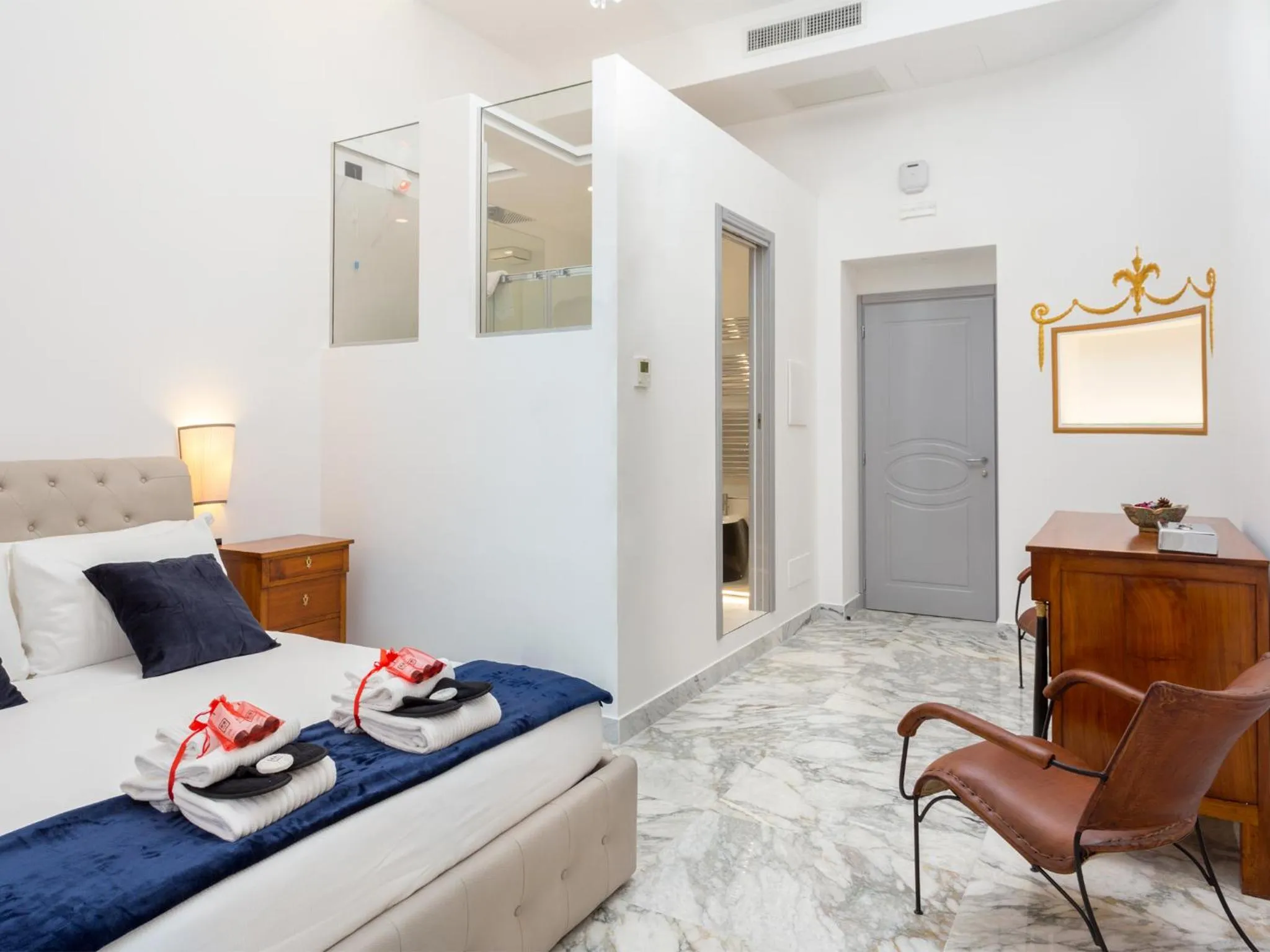 Bathroom, Bed in Queen Palace Suites