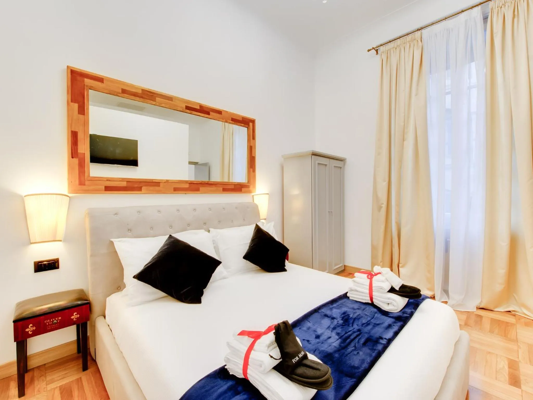 Bedroom, Bed in Queen Palace Suites