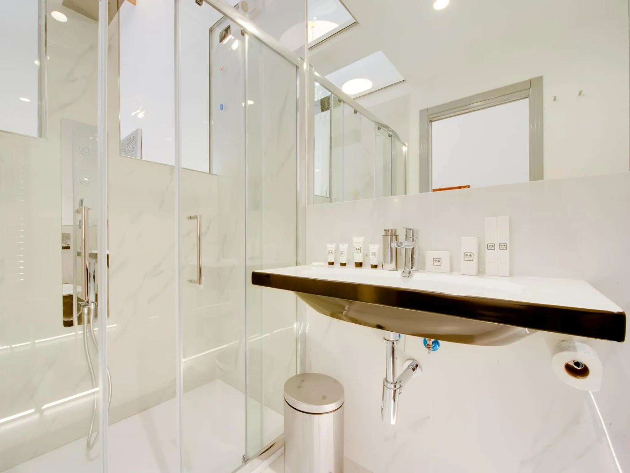 Shower in Queen Palace Suites