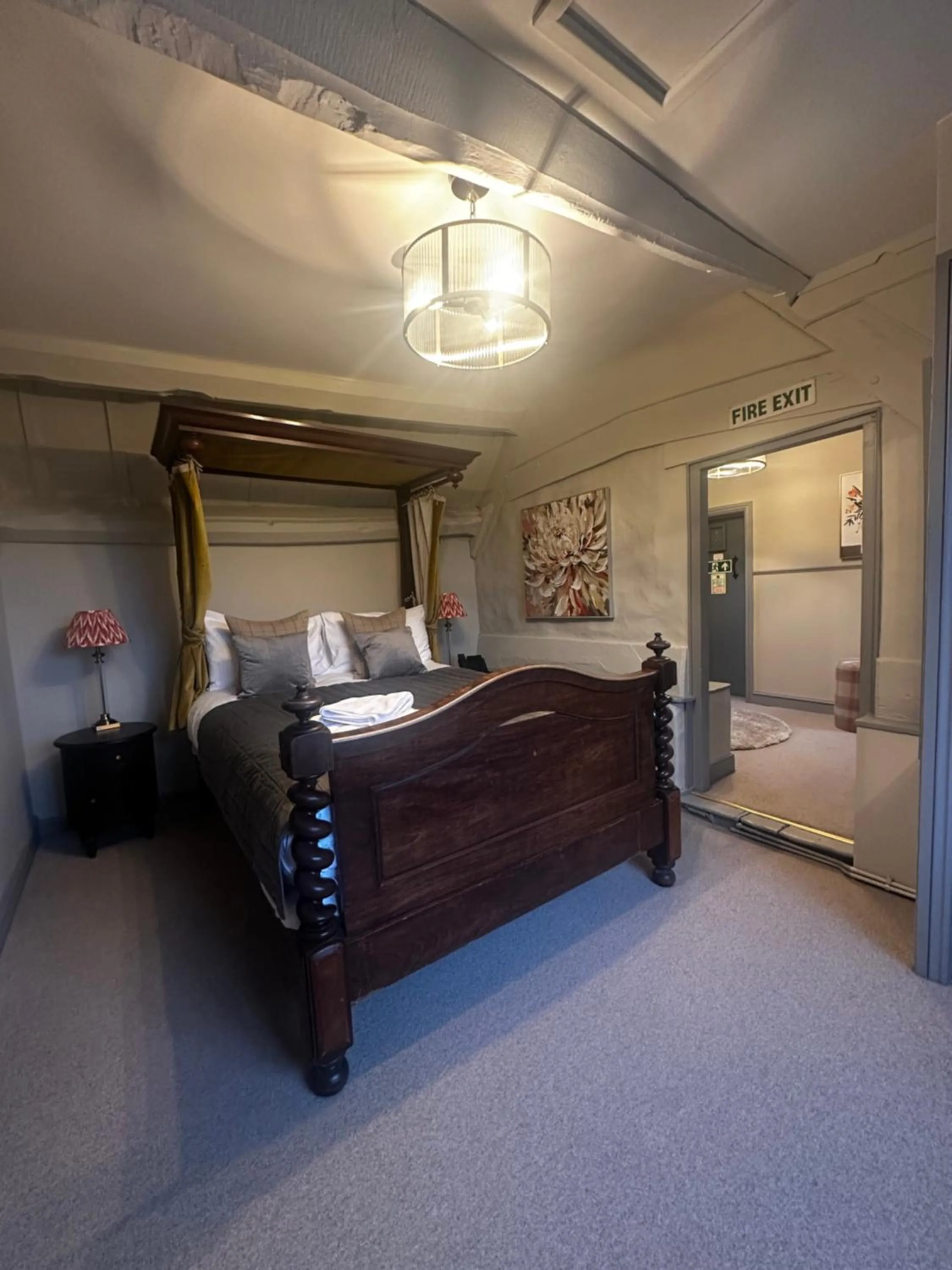 Bed in The Ancient Gatehouse & Rugantino Restaurant