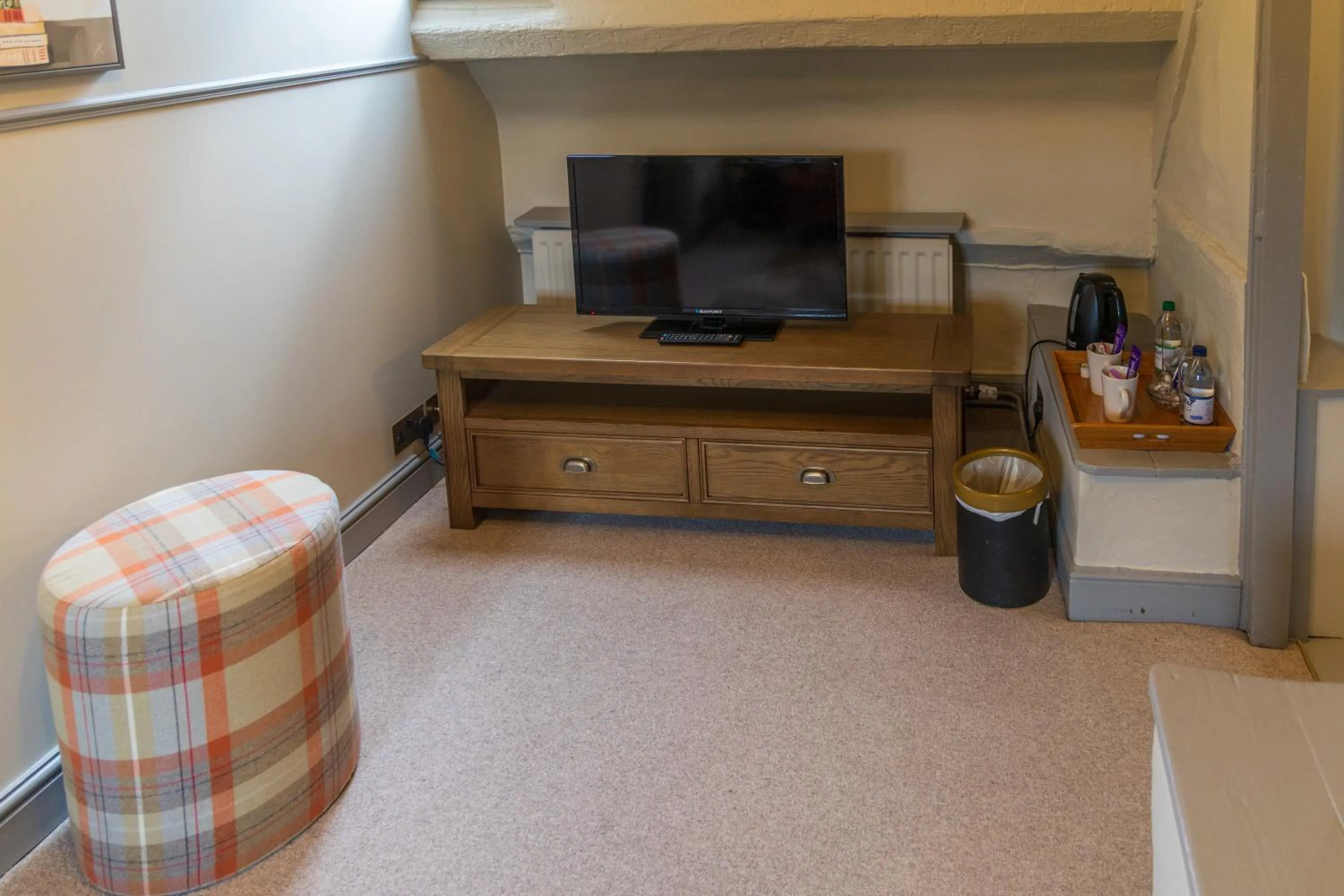 Communal lounge/ TV room in The Ancient Gatehouse & Rugantino Restaurant