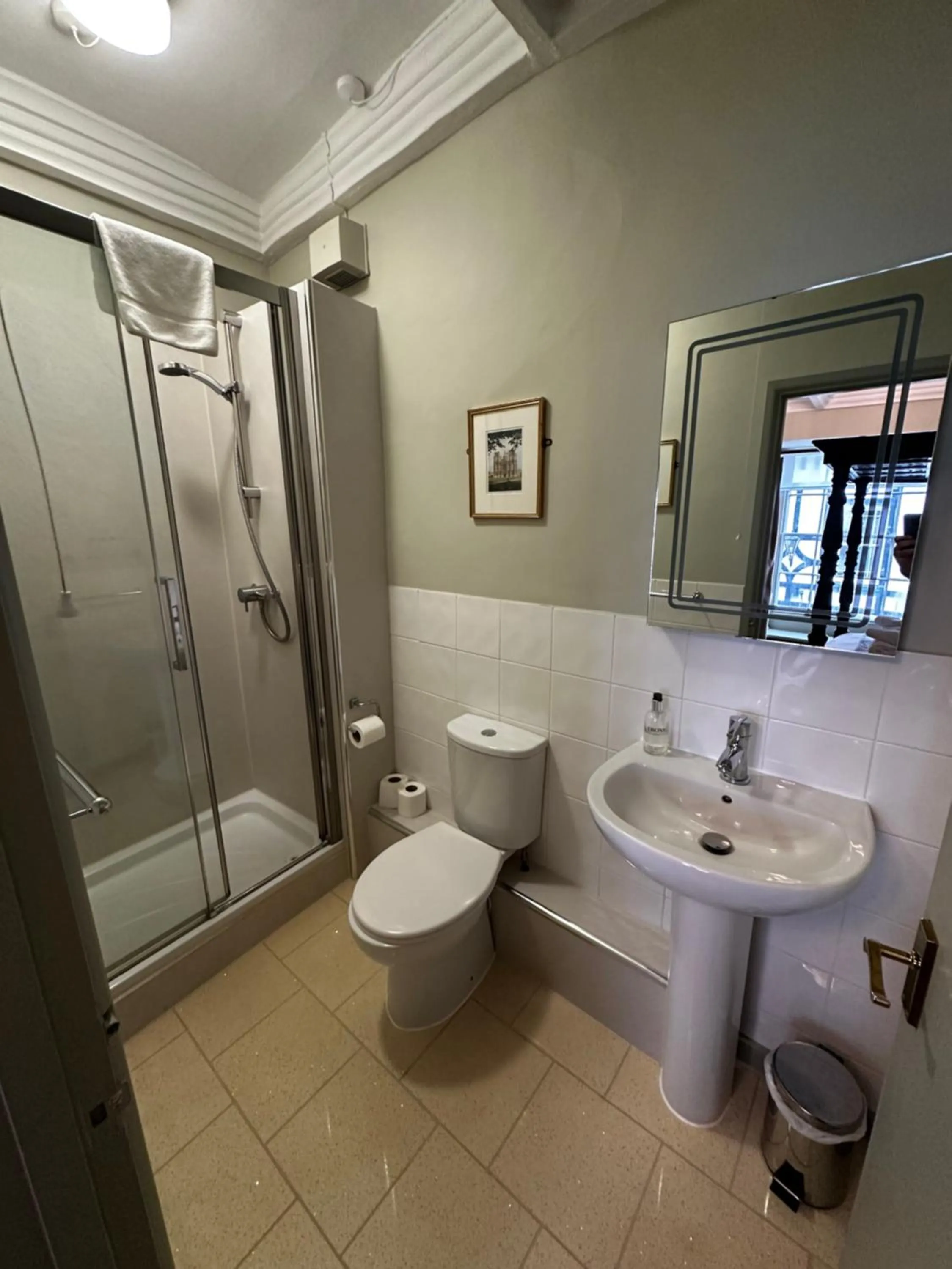 Shower in The Ancient Gatehouse & Rugantino Restaurant